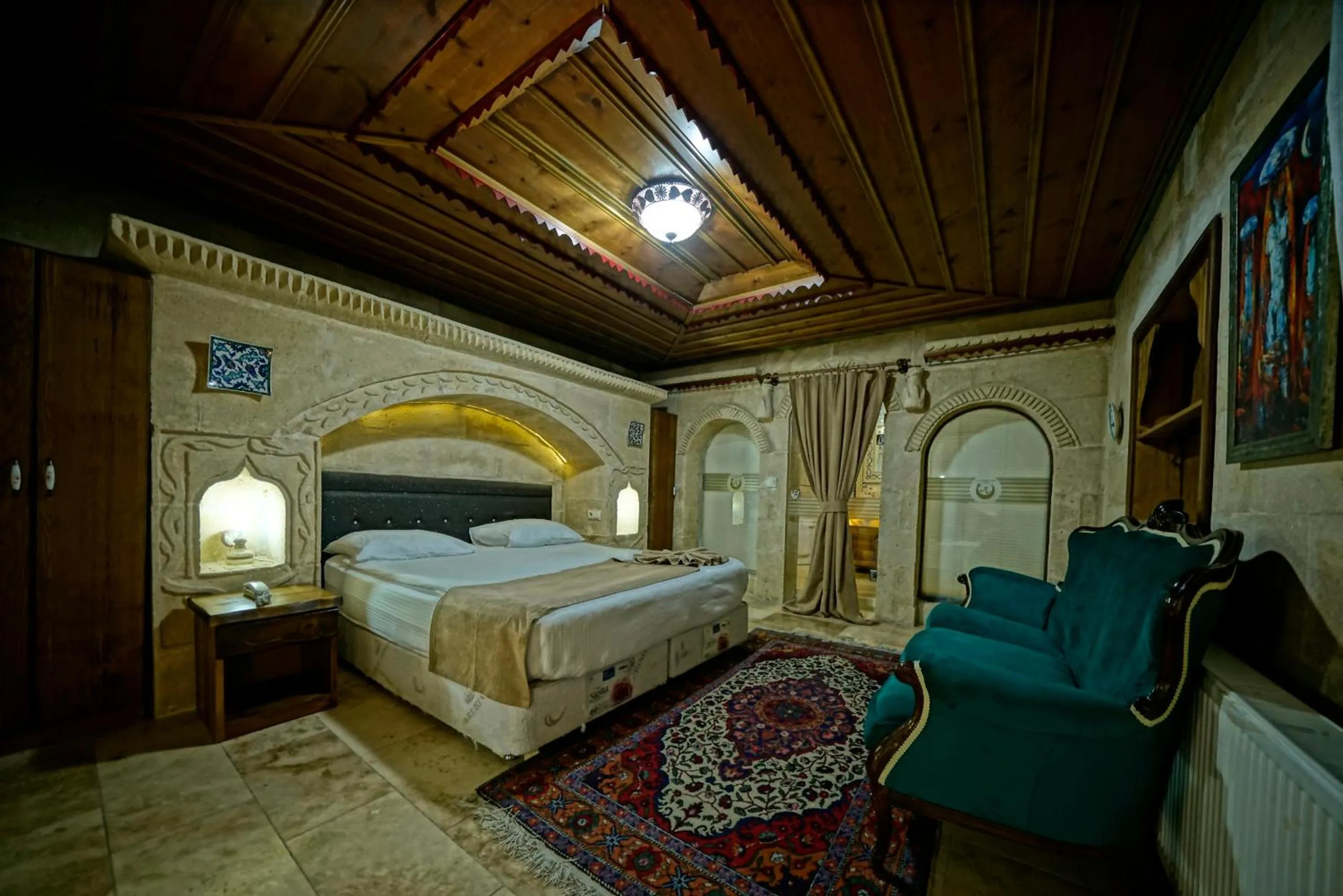 Bedroom, Bed in Holiday Cave Hotel