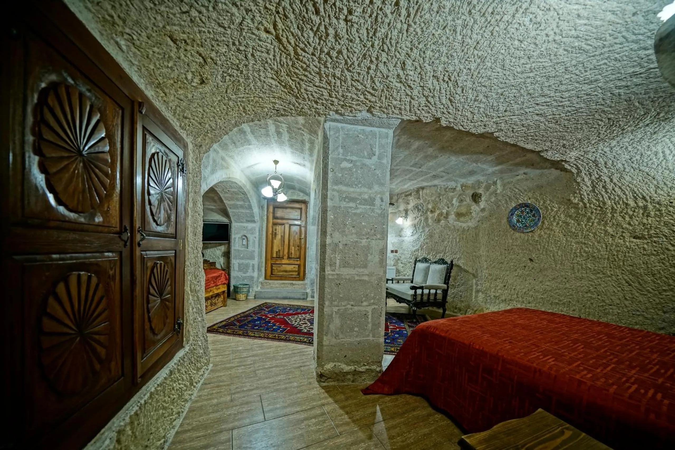 wardrobe, Bed in Holiday Cave Hotel