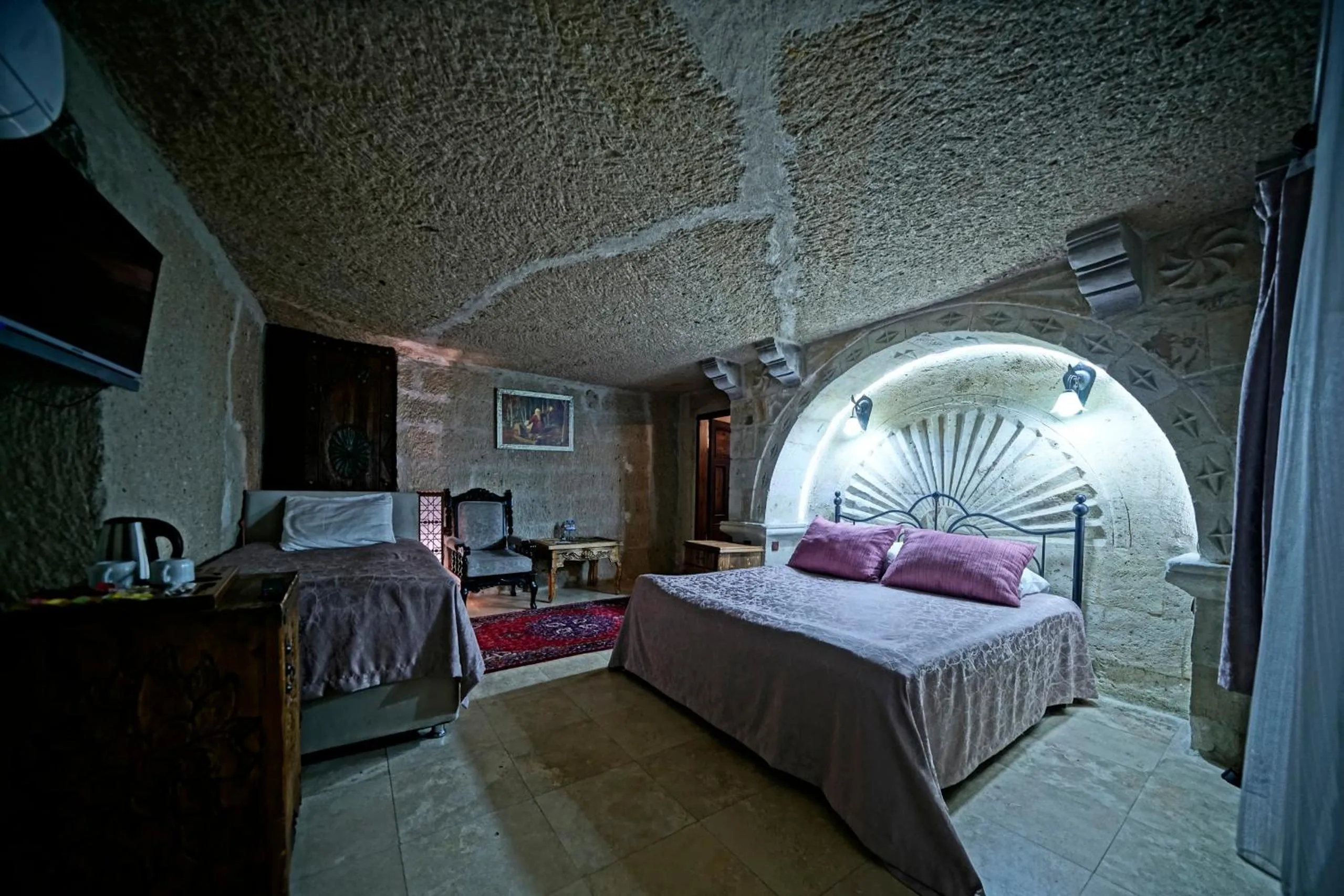 Photo of the whole room, Bed in Holiday Cave Hotel