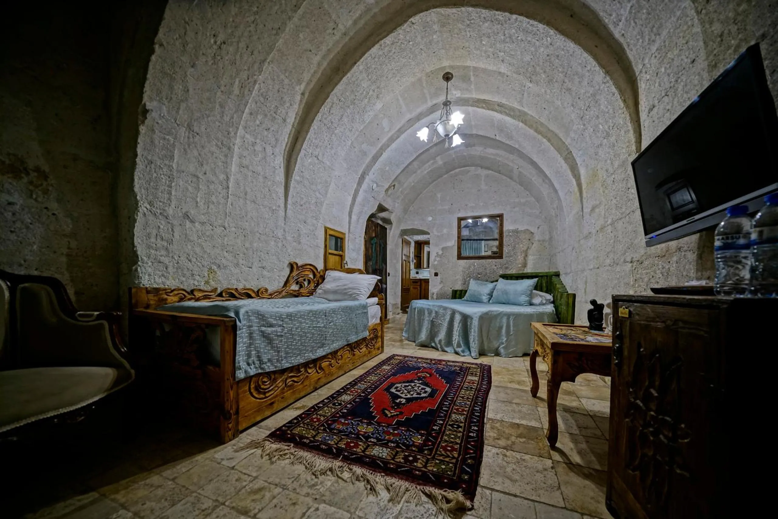 Photo of the whole room, Bed in Holiday Cave Hotel