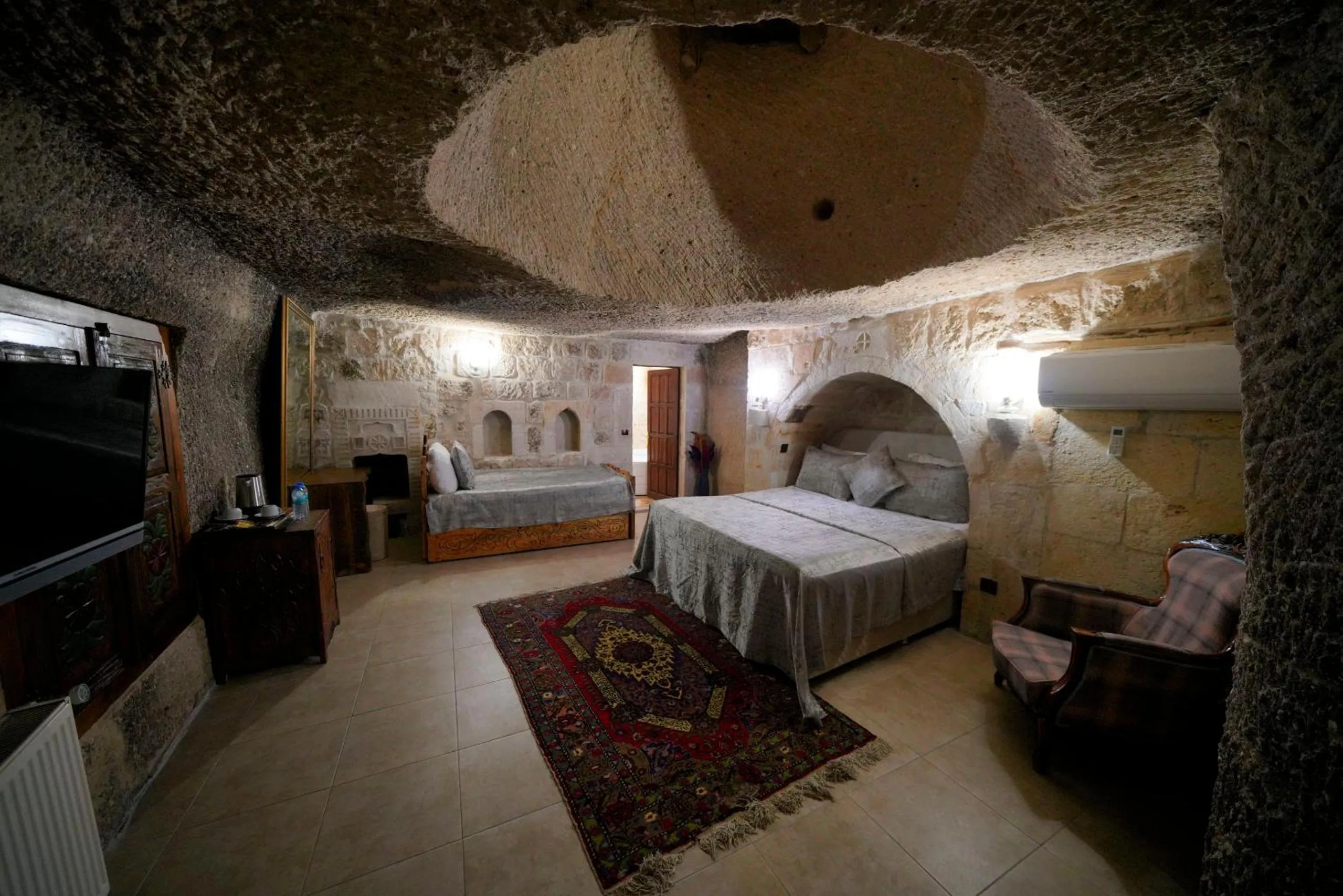 Photo of the whole room, Bed in Holiday Cave Hotel
