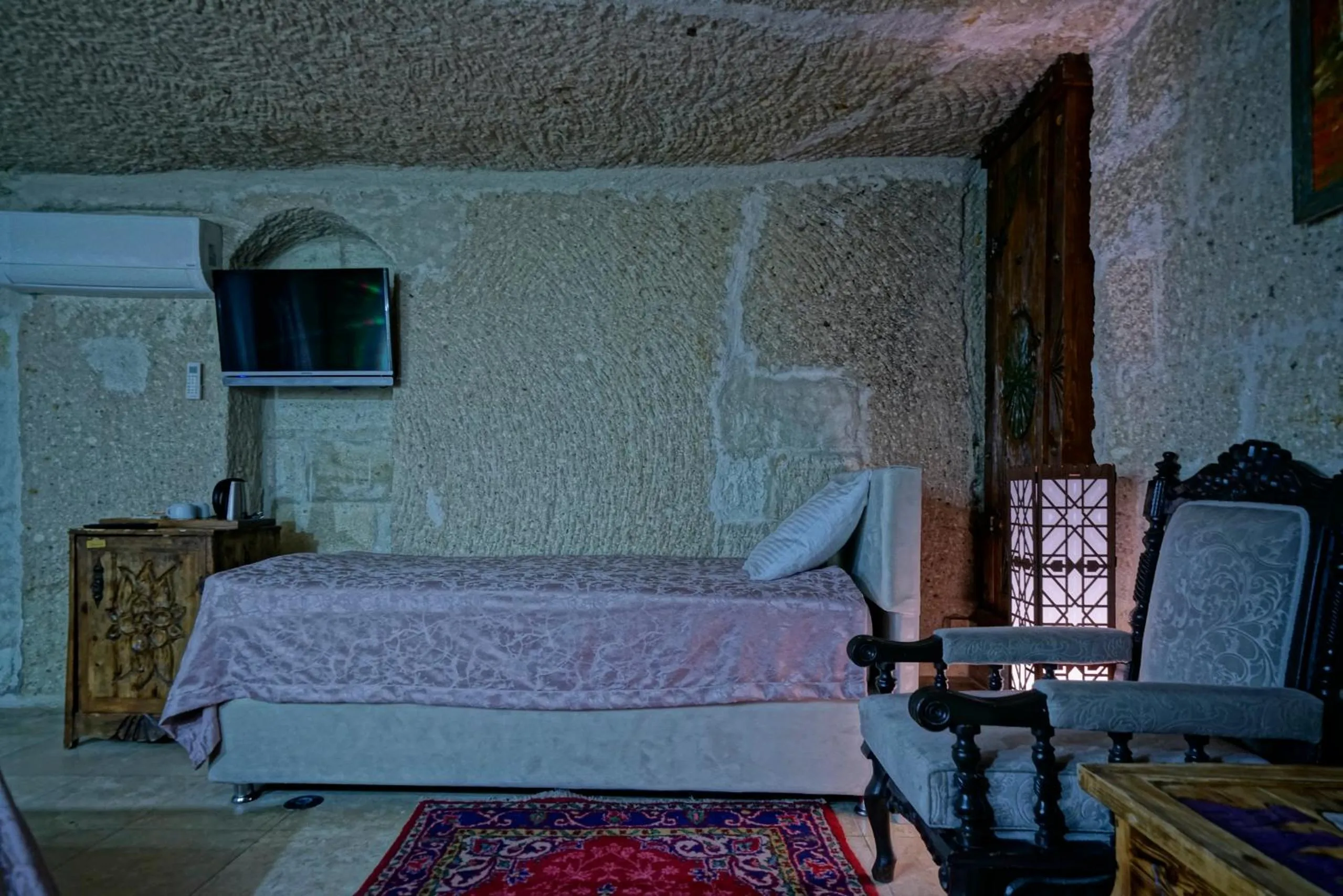 Bed in Holiday Cave Hotel