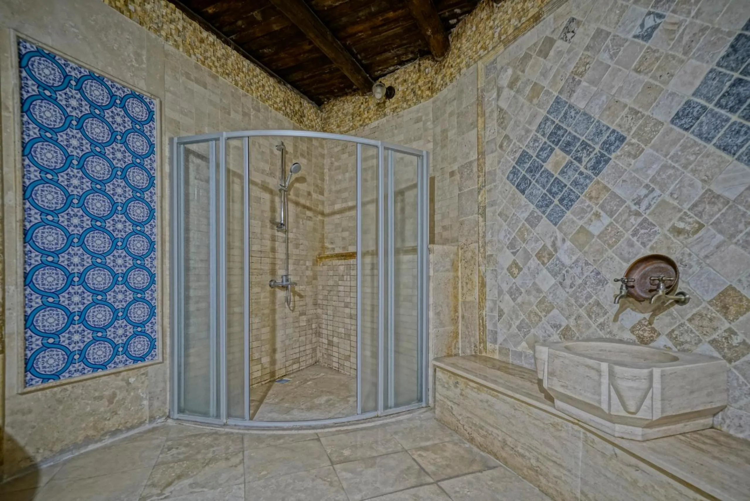 Shower in Holiday Cave Hotel