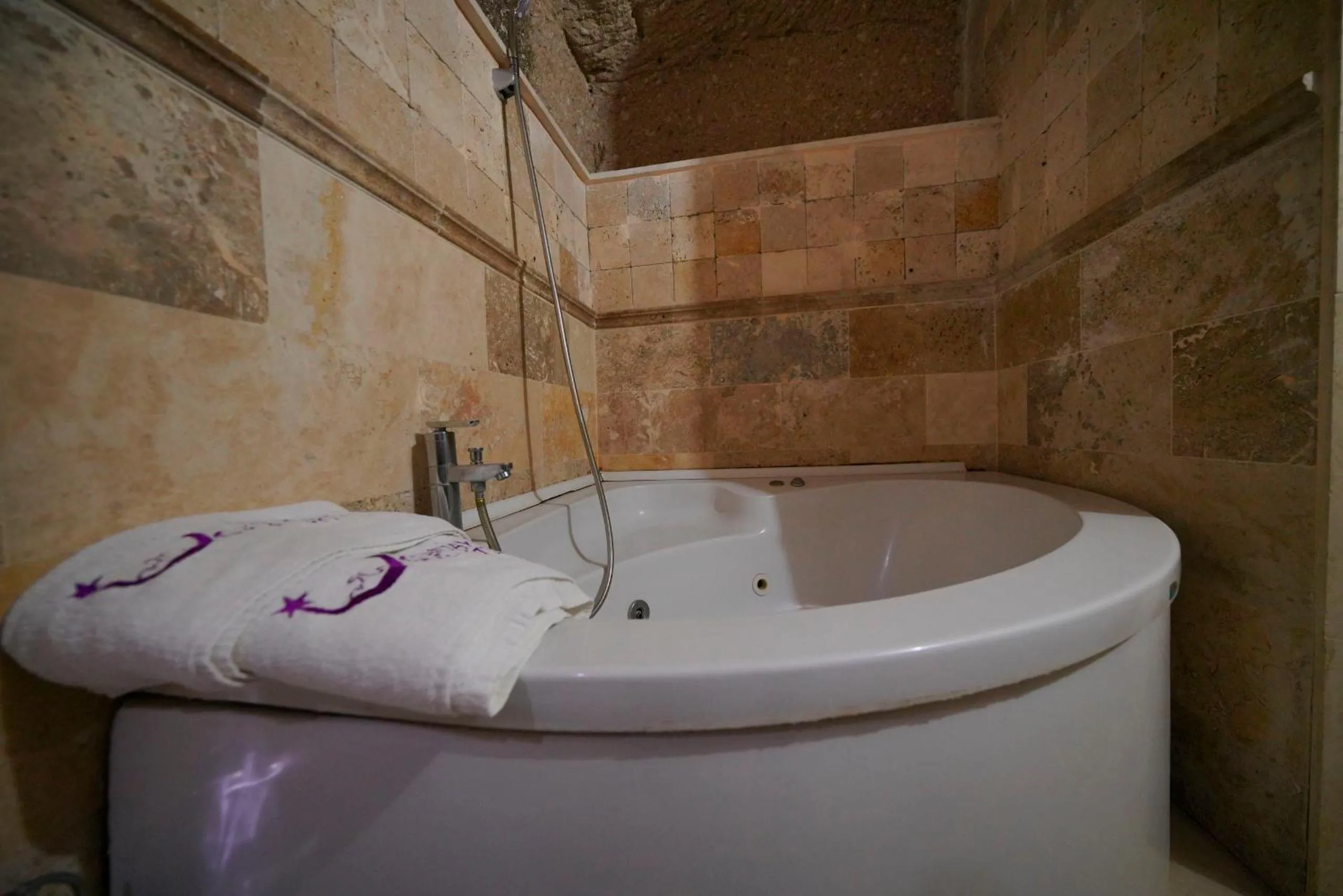 Hot Tub in Holiday Cave Hotel