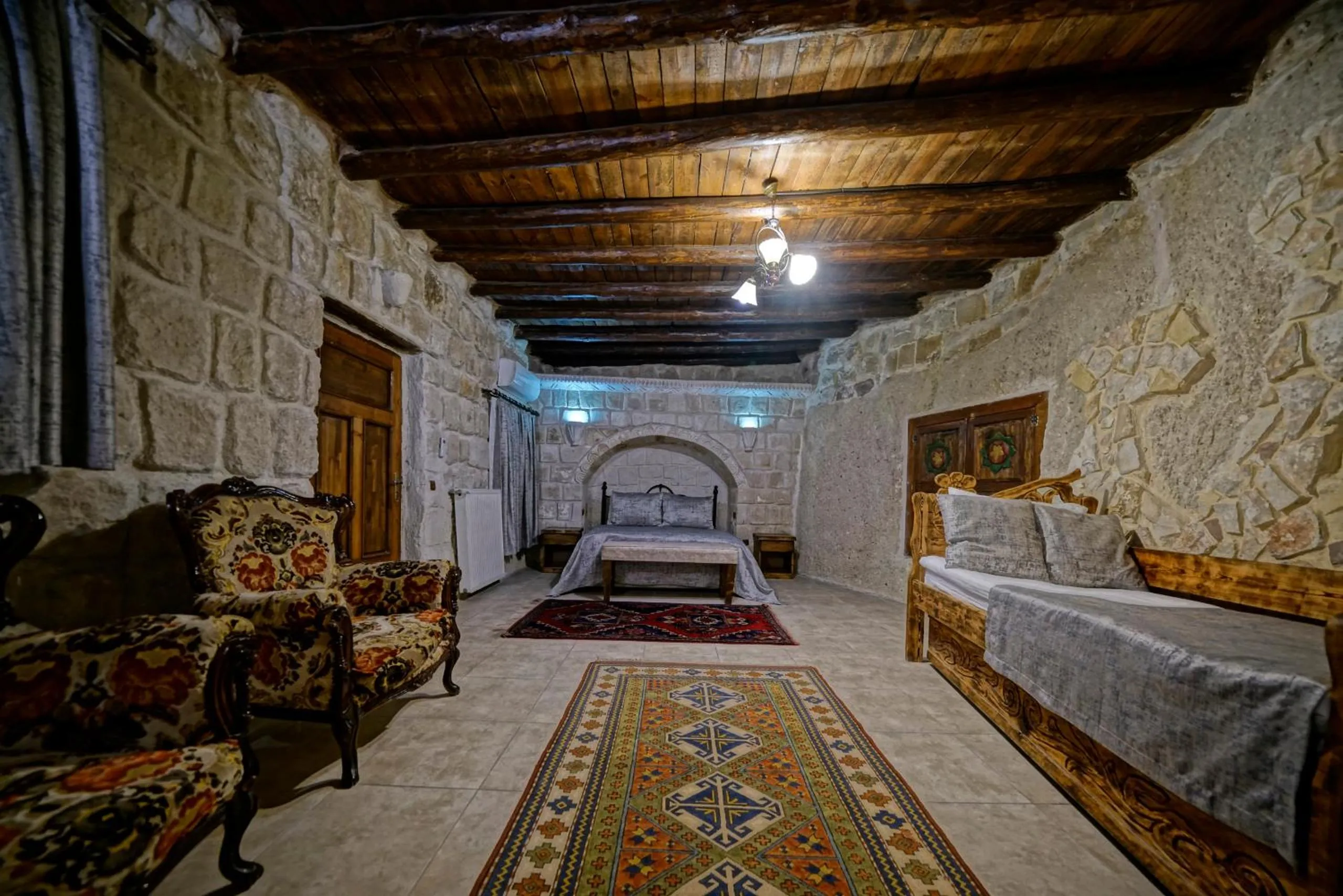 Bedroom, Bed in Holiday Cave Hotel