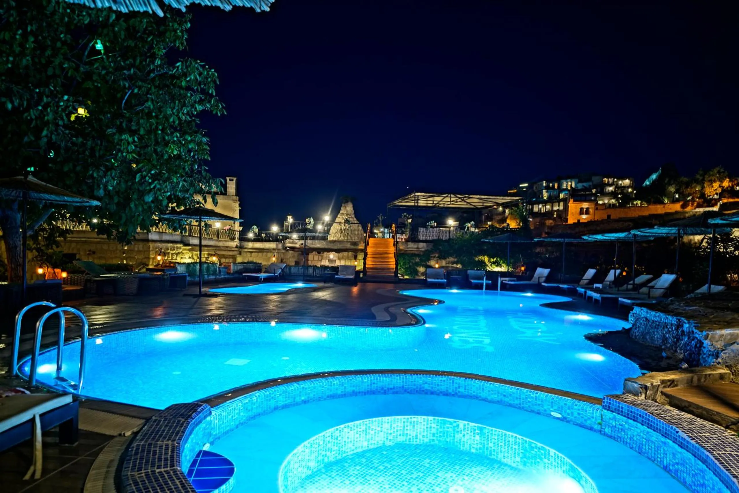 Night in Holiday Cave Hotel