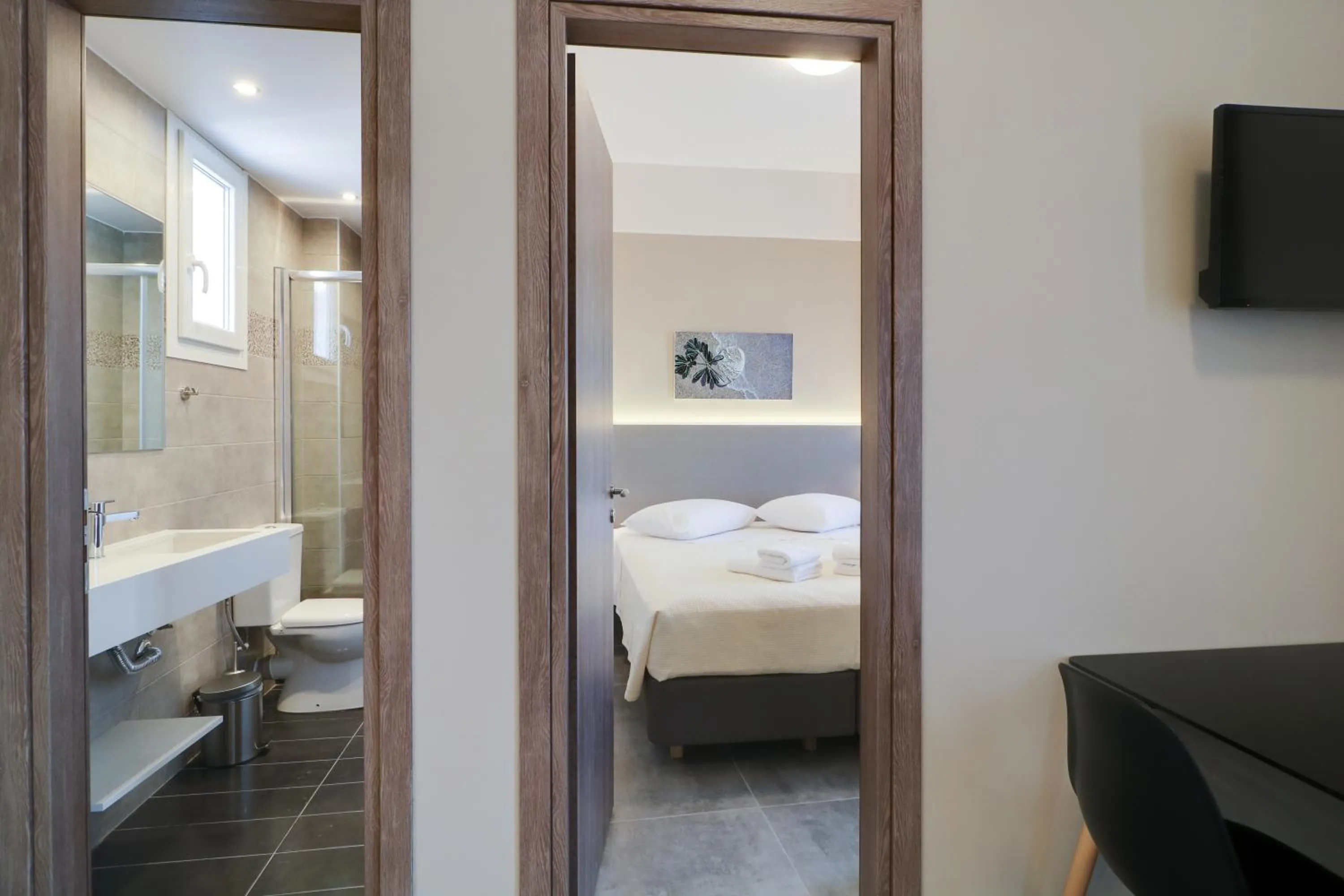 Shower, Bed in Athens Comfort