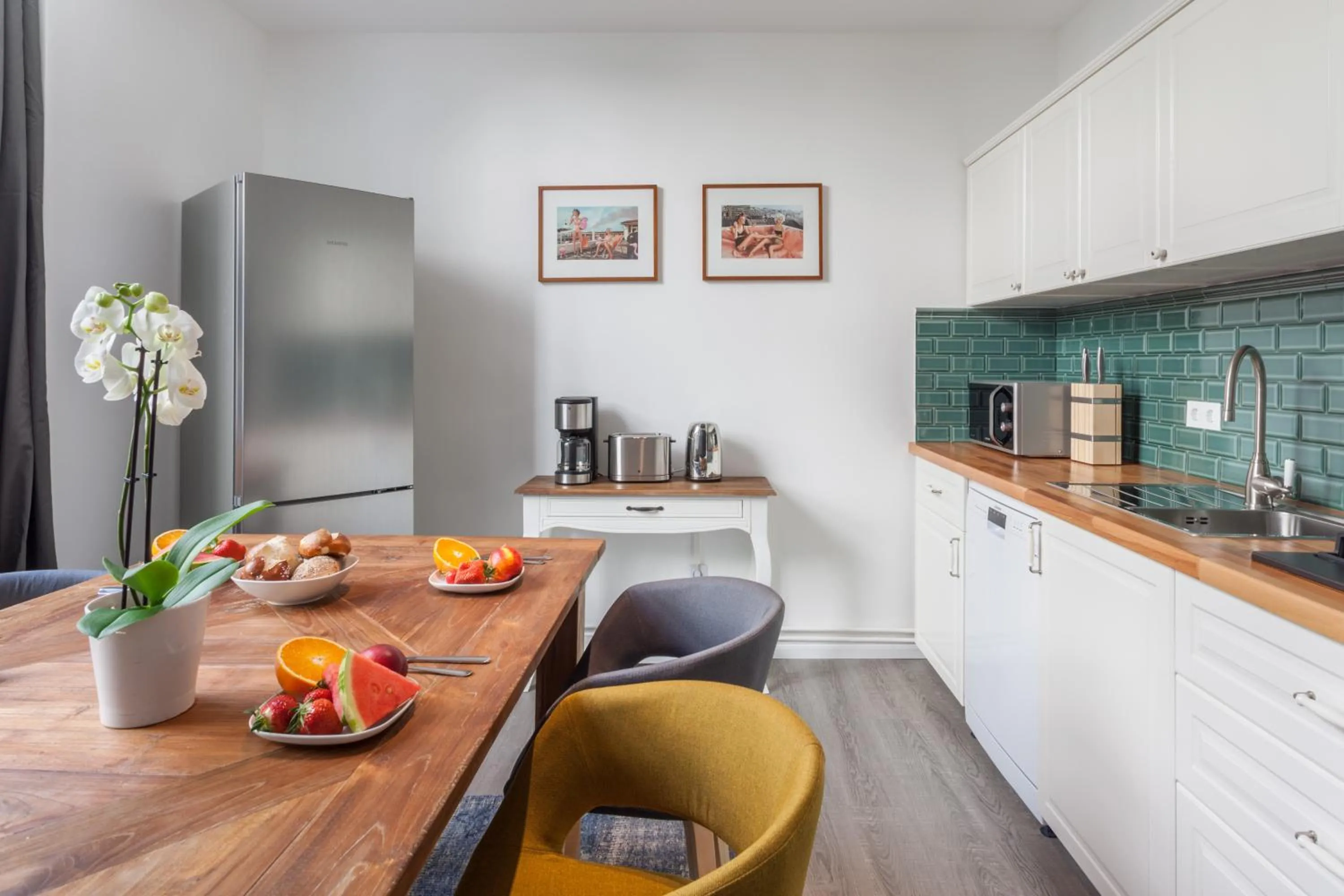 Kitchen or kitchenette in The Paul II - stylish & central 3 BR apartment, group & family friendly, 4- 6 Guests