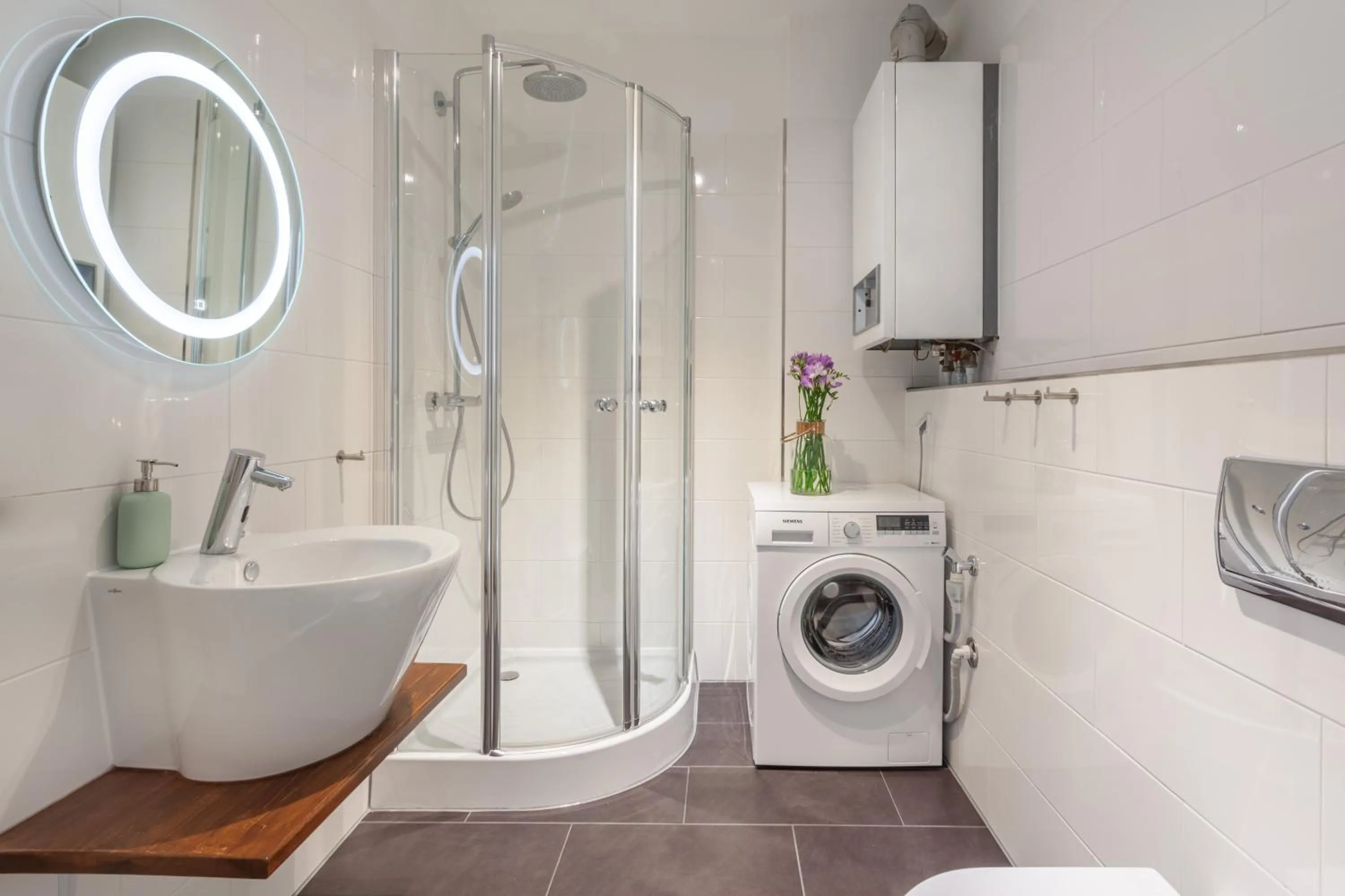 Bathroom in The Paul II - stylish & central 3 BR apartment, group & family friendly, 4- 6 Guests