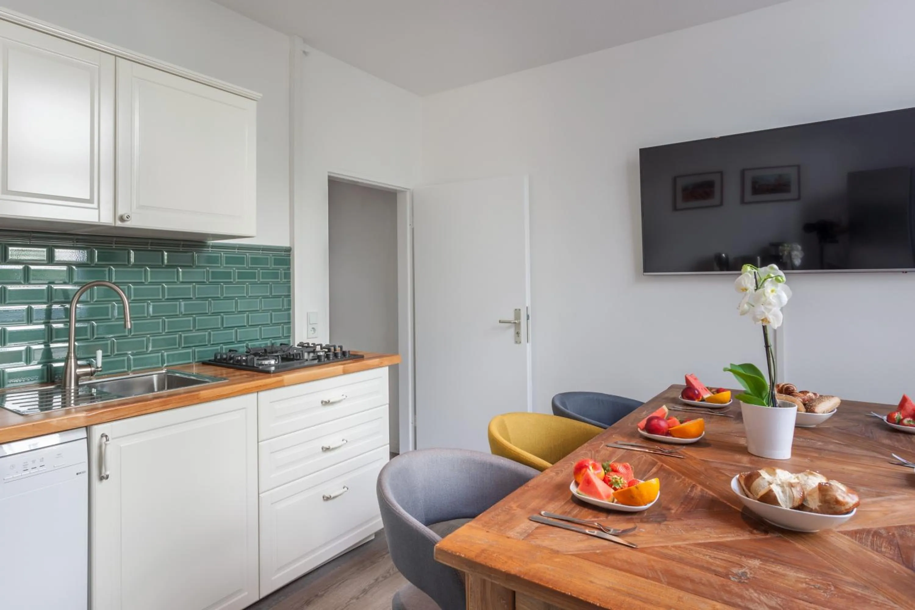 The Paul II - stylish & central 3 BR apartment, group & family friendly, 4- 6 Guests