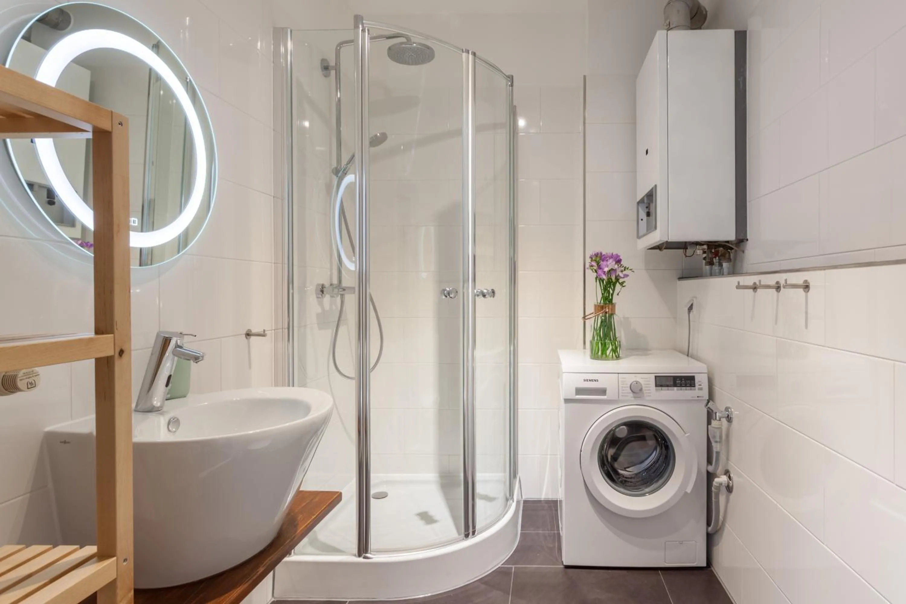 Bathroom in The Paul II - stylish & central 3 BR apartment, group & family friendly, 4- 6 Guests