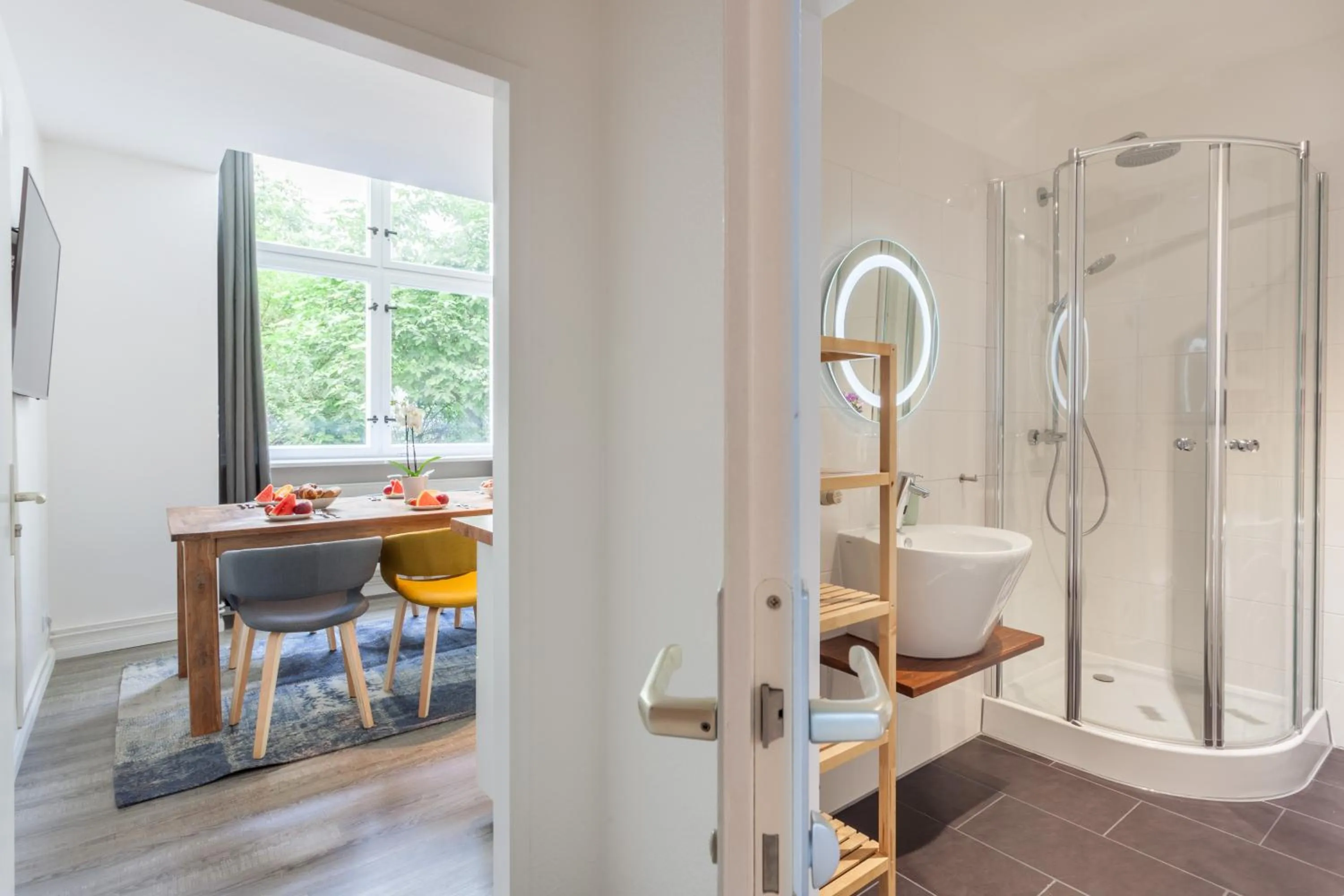 Bathroom in The Paul II - stylish & central 3 BR apartment, group & family friendly, 4- 6 Guests