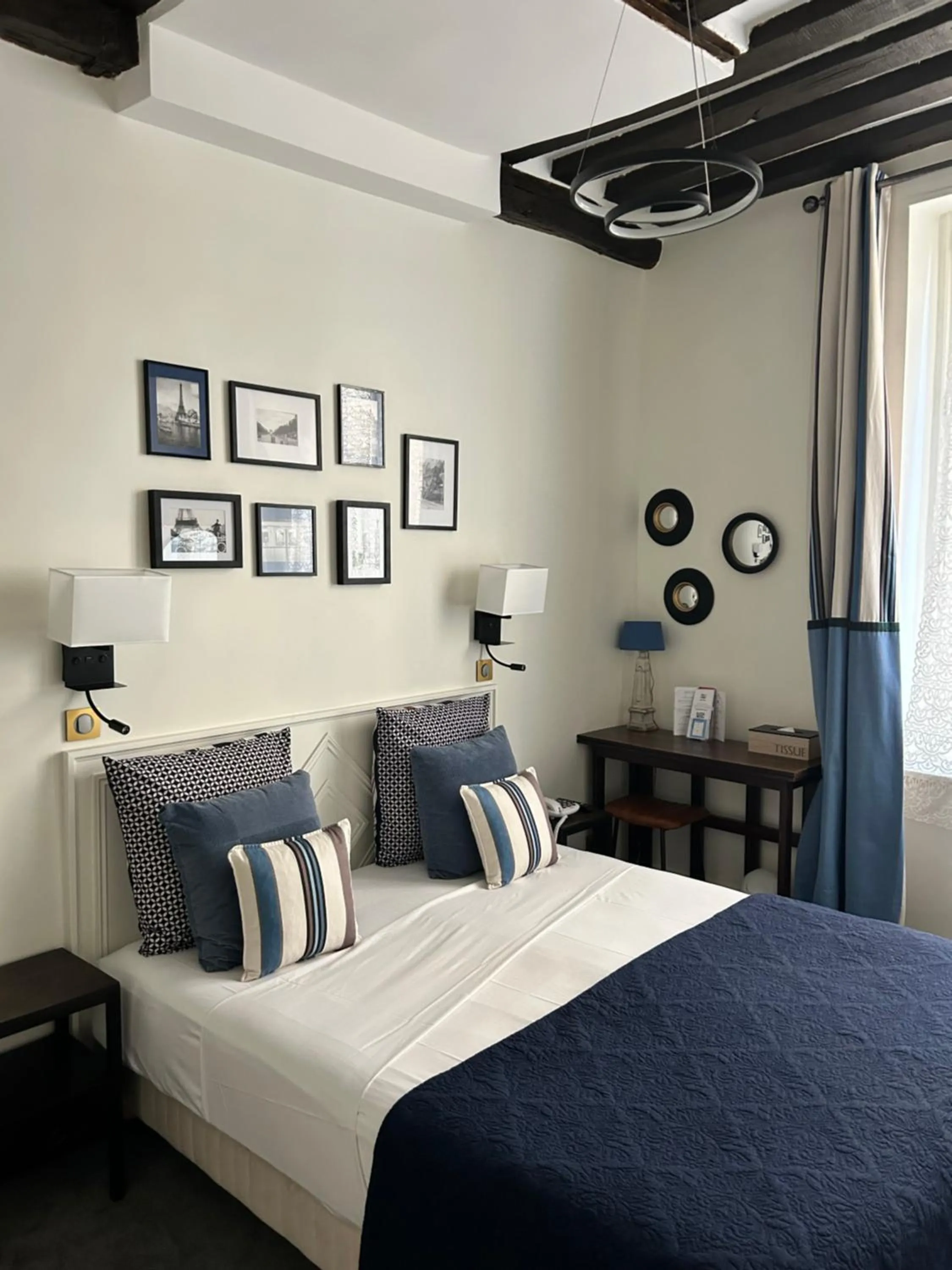 Bed in Hotel du Dragon