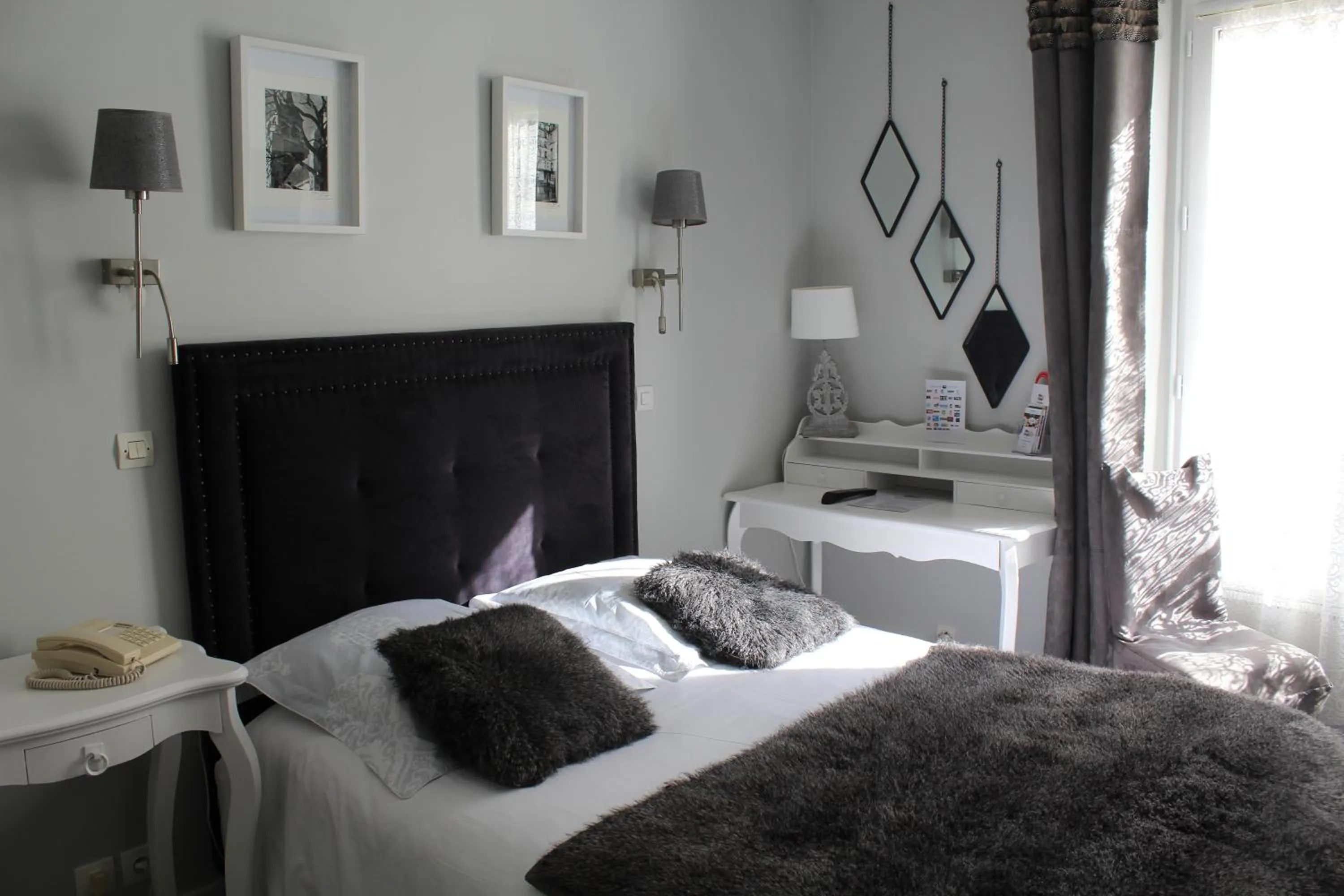 Bed in Hotel du Dragon