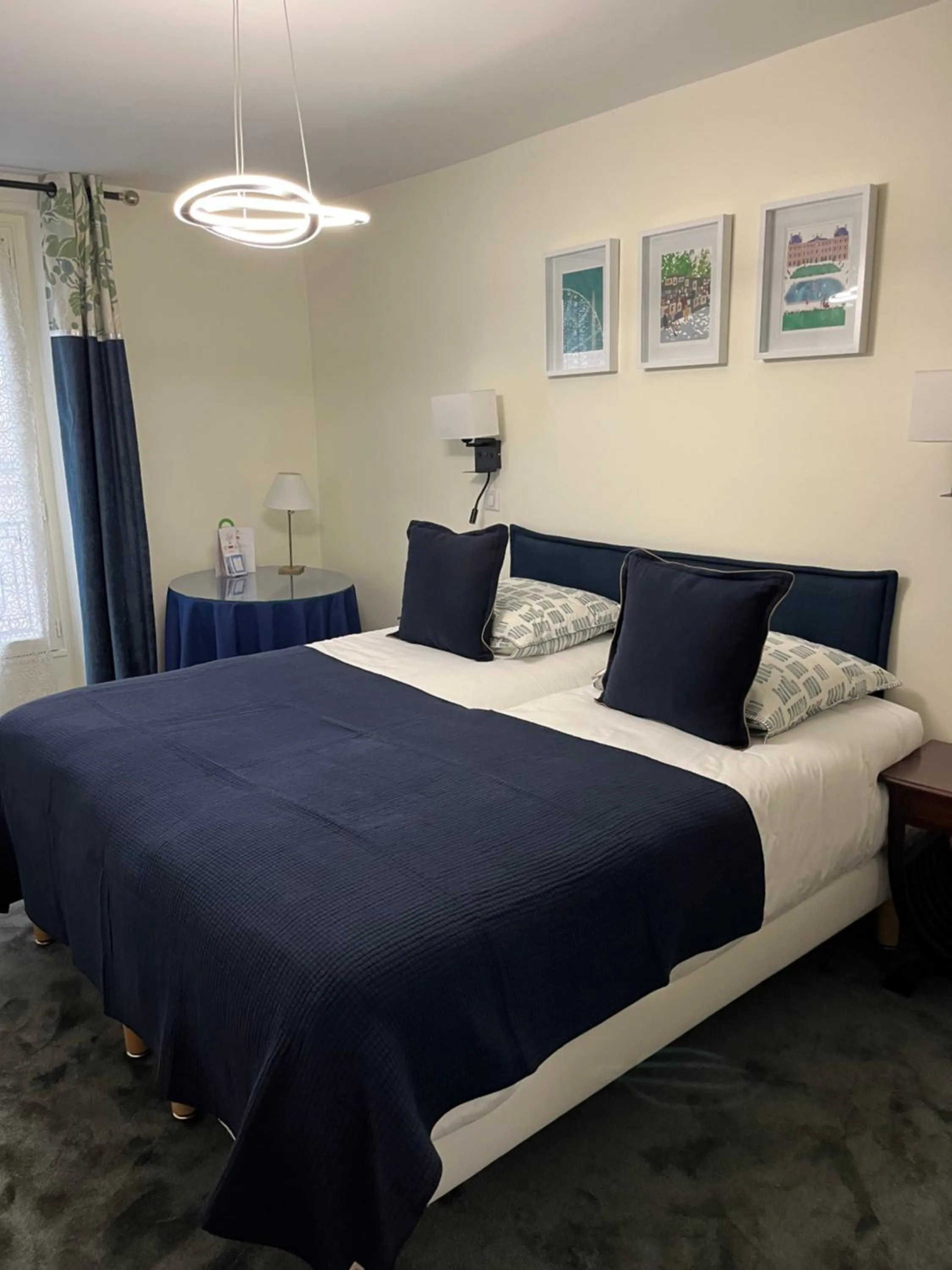 Bed in Hotel du Dragon