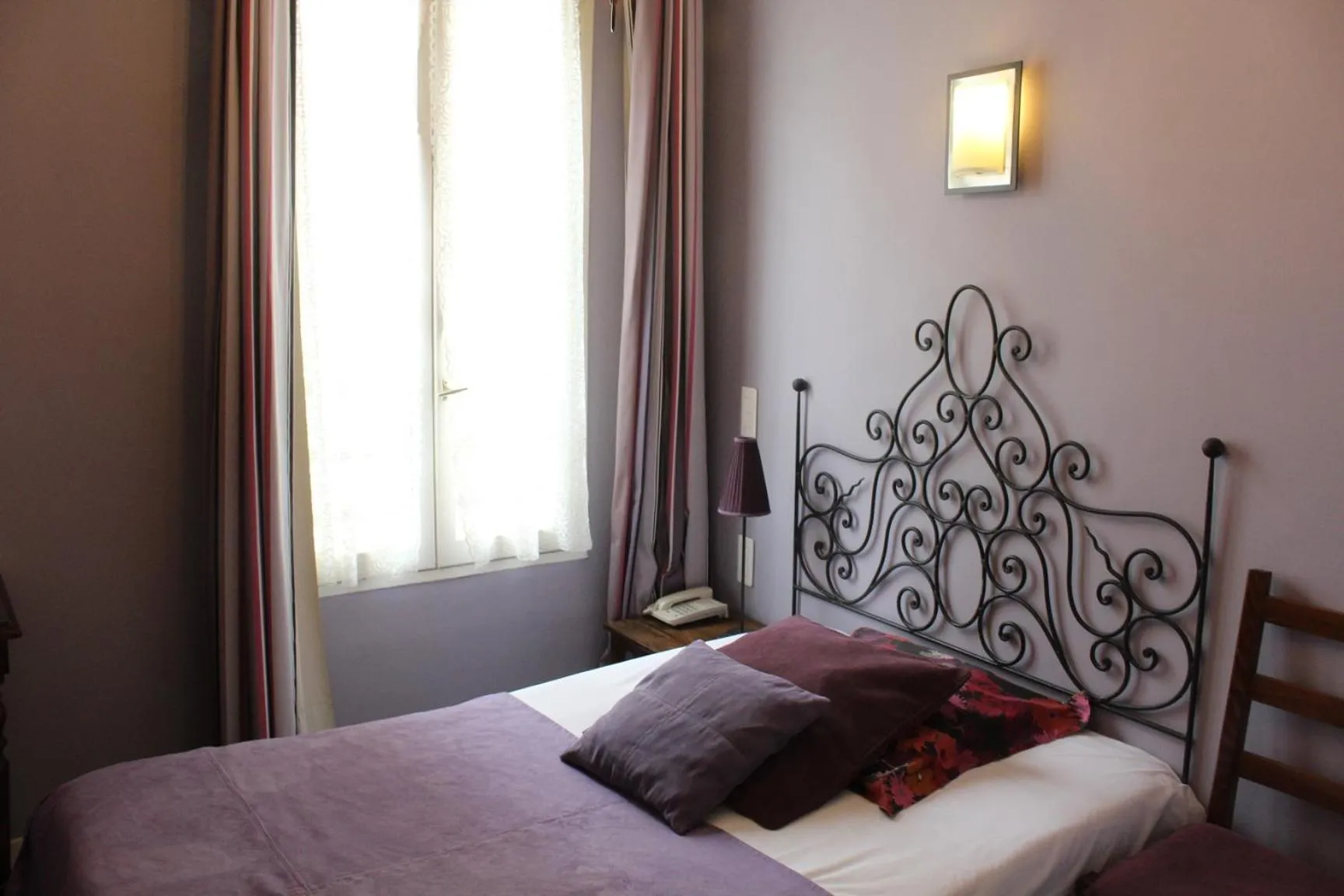 Bed in Hotel du Dragon