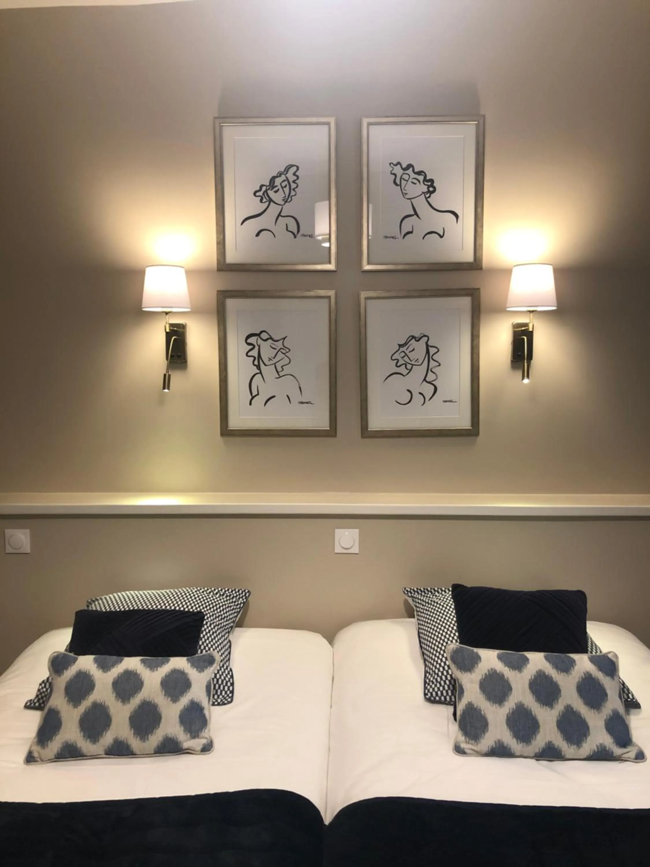 Bed in Hotel du Dragon