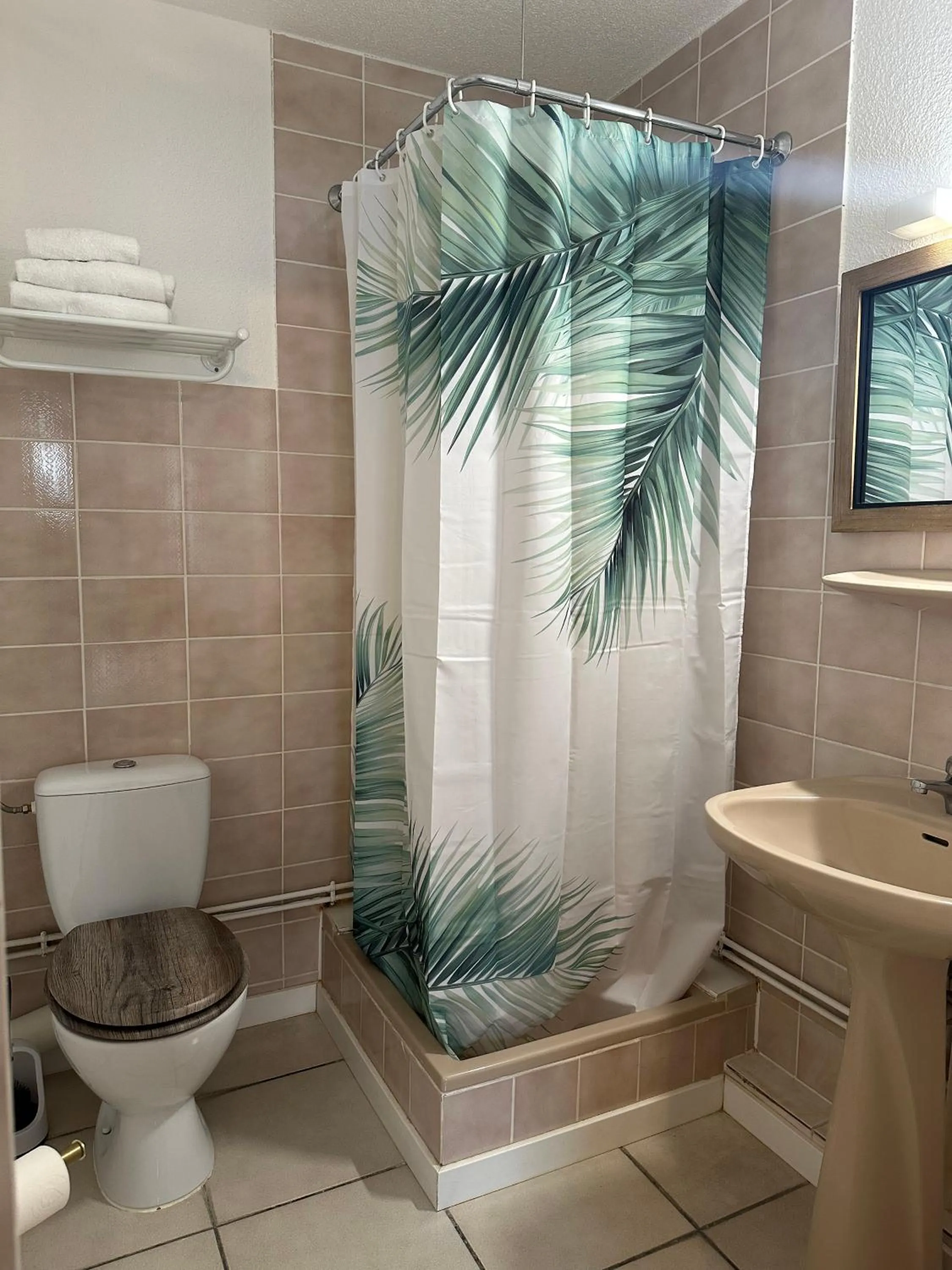 Bathroom in Studio/Hôtel Porte De France