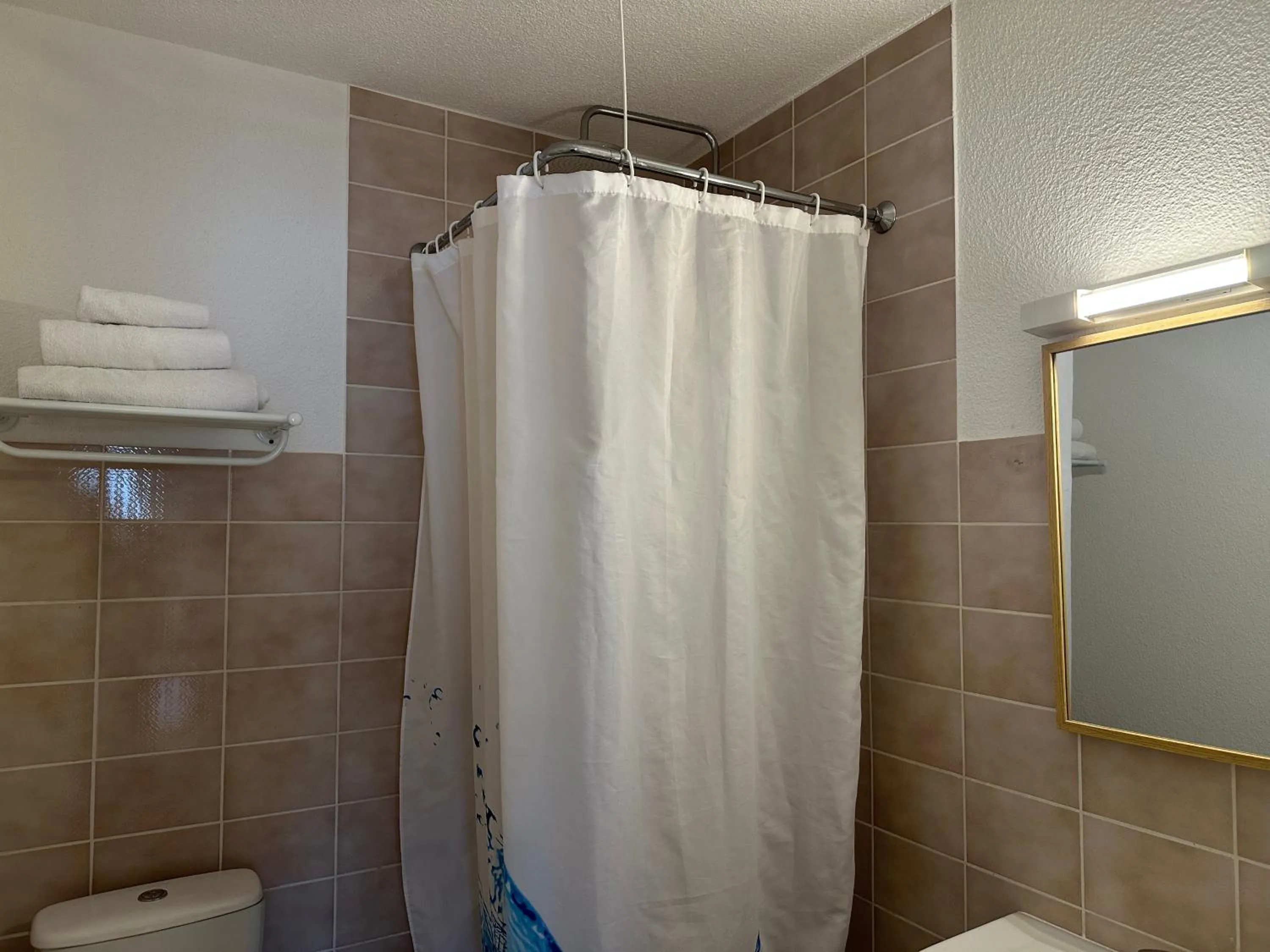 Bathroom in Studio/Hôtel Porte De France