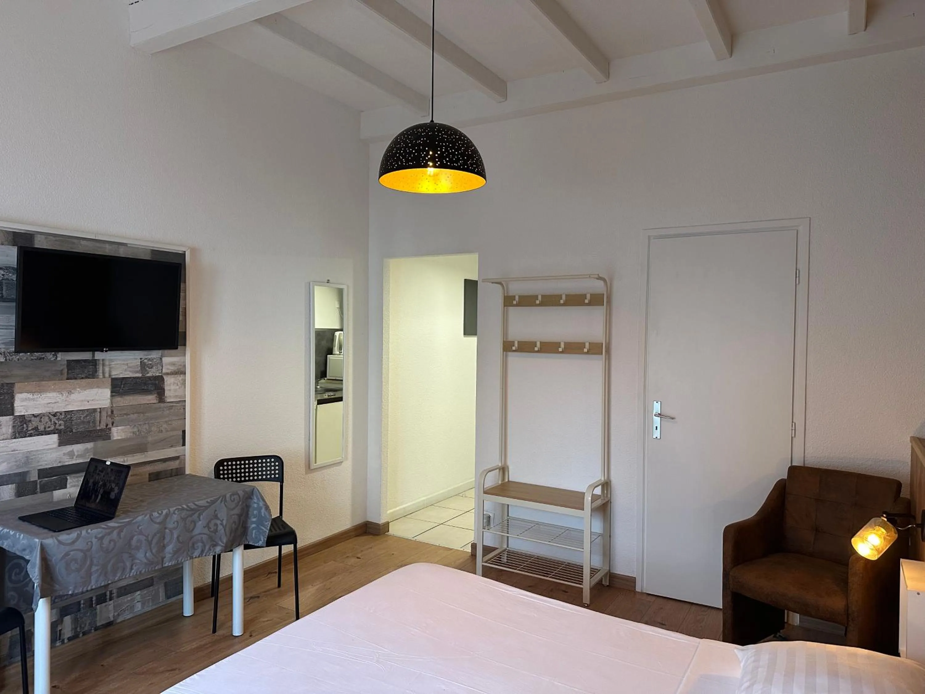 Living room, Bed in Studio/Hôtel Porte De France