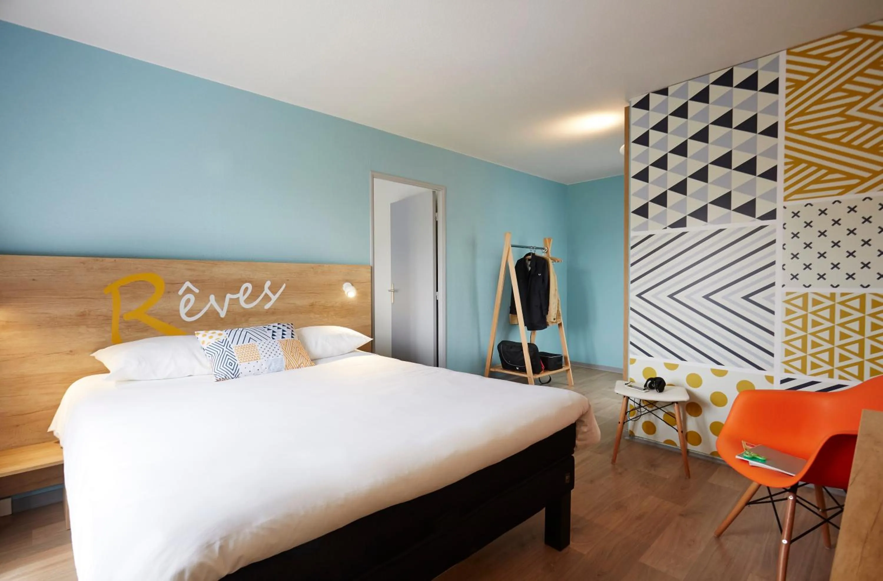 Bedroom, Bed in Hôtel Baudouin