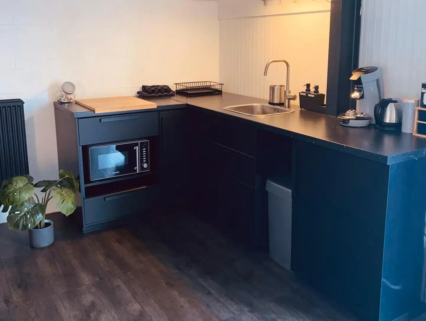 Kitchen or kitchenette in Boathouse Amsterdam with bikes