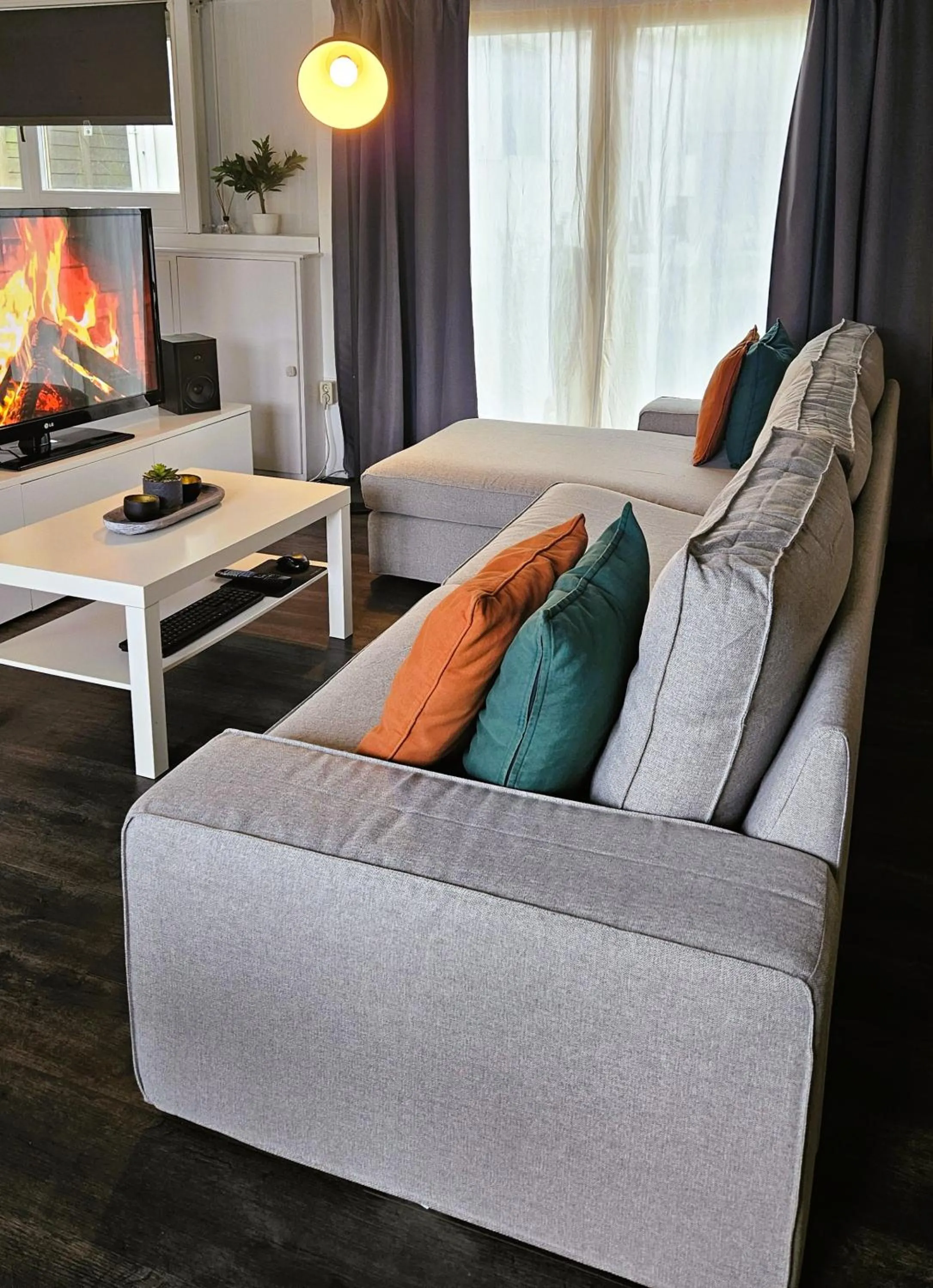 TV and multimedia in Boathouse Amsterdam with bikes