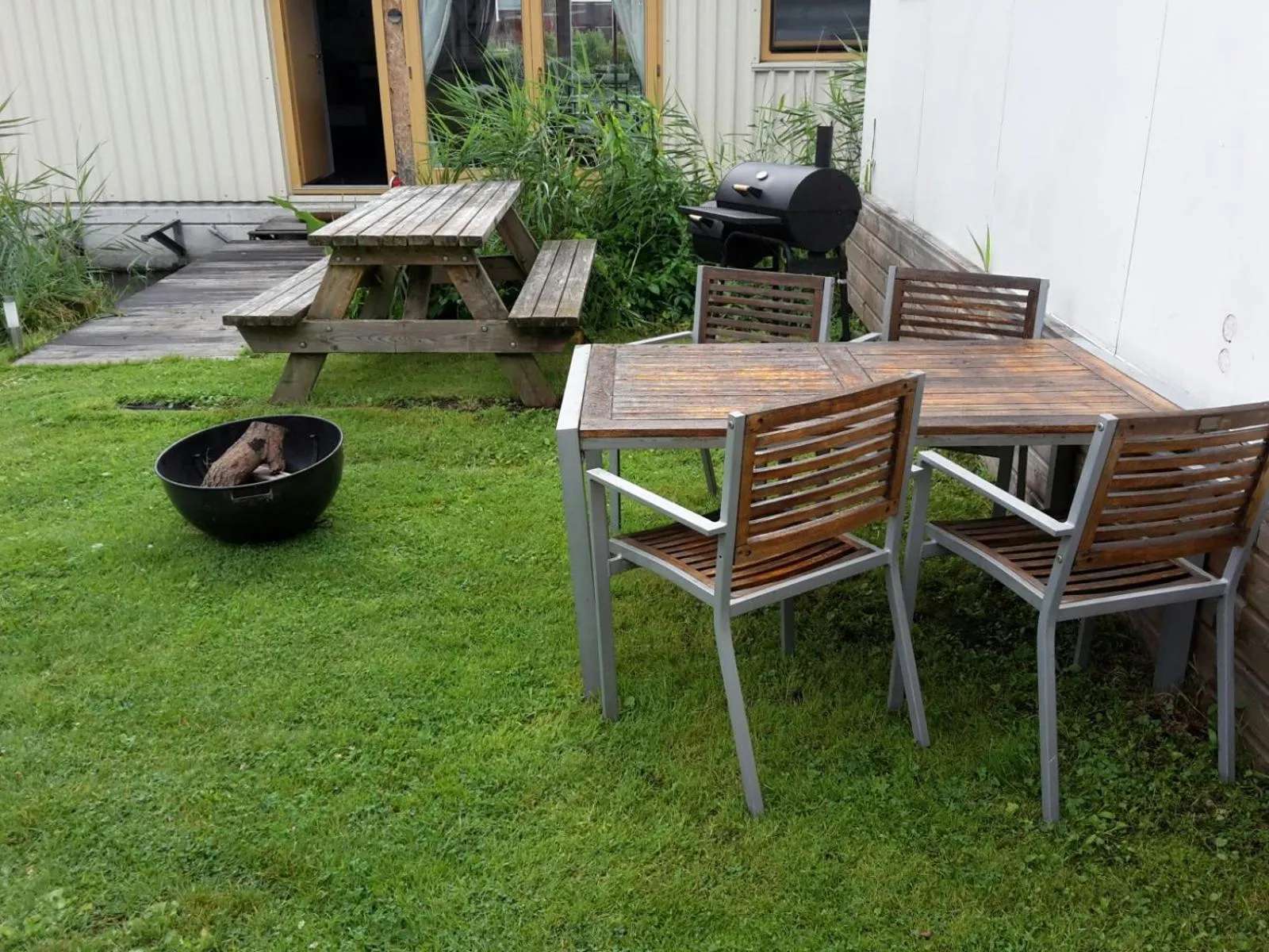 Garden in Boathouse Amsterdam with bikes
