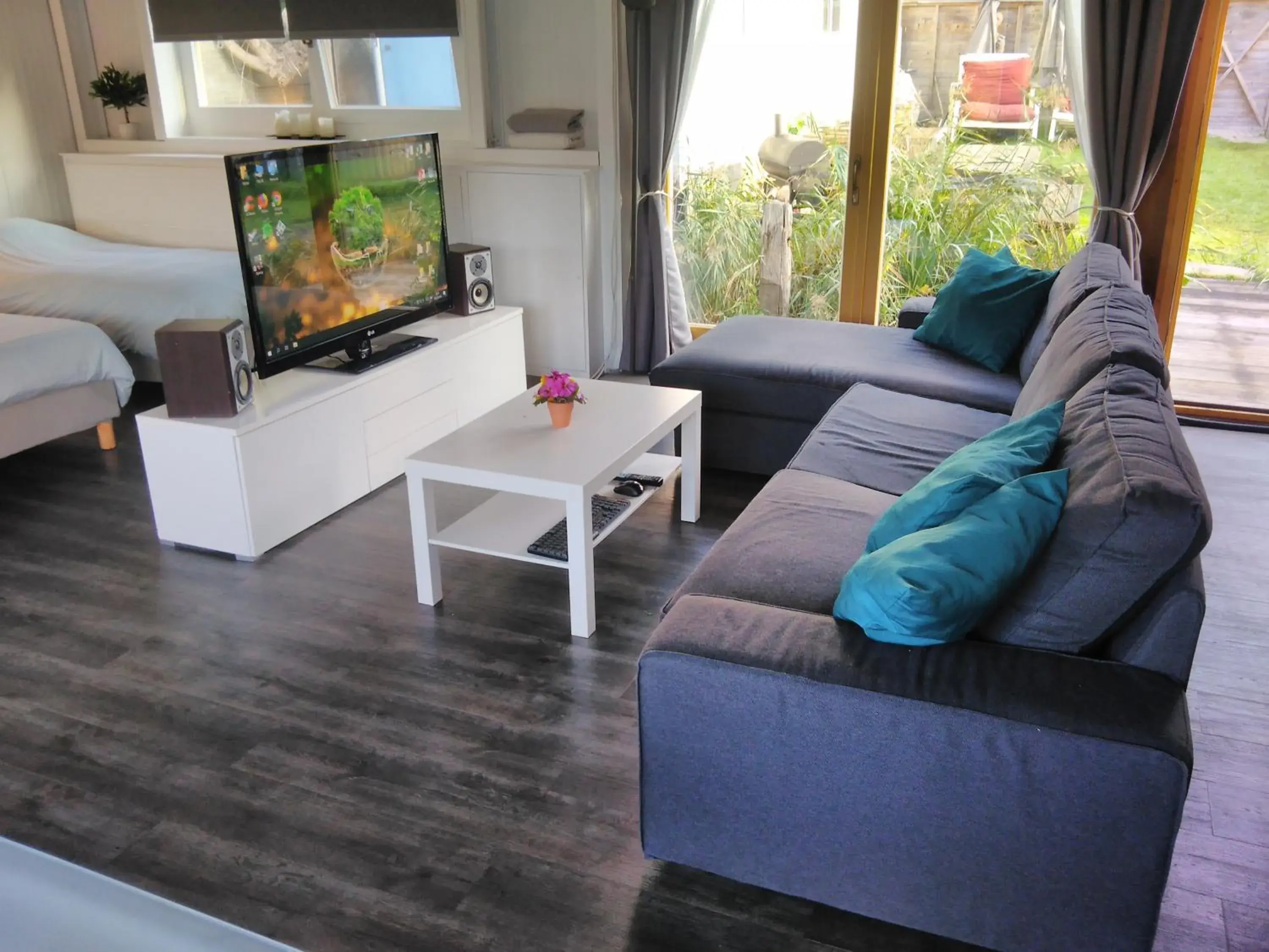 Quadruple Room in Boathouse Amsterdam with bikes Quadruple Room in Boathouse Amsterdam with bikes