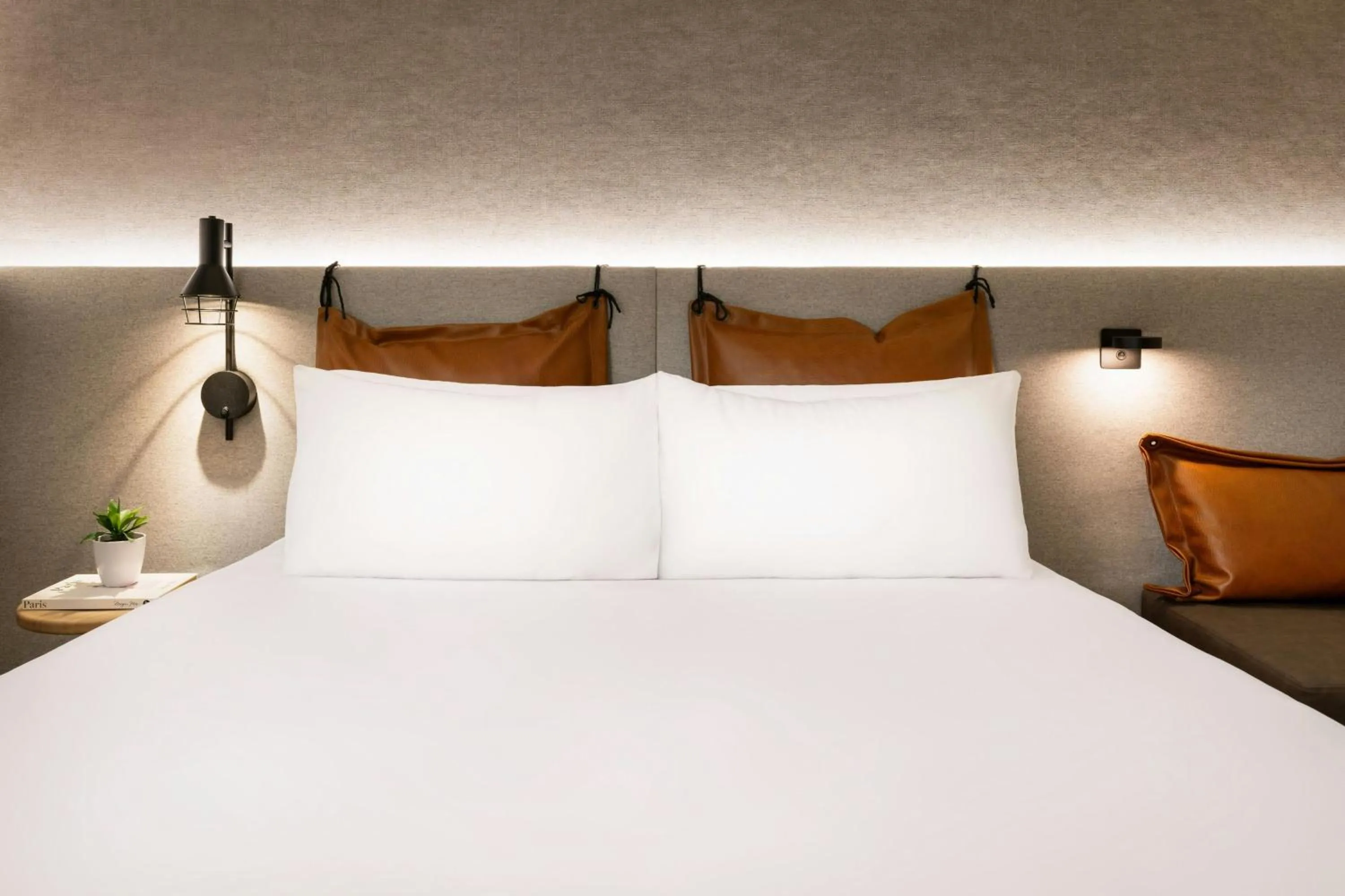 Photo of the whole room, Bed in Moxy Paris La Villette