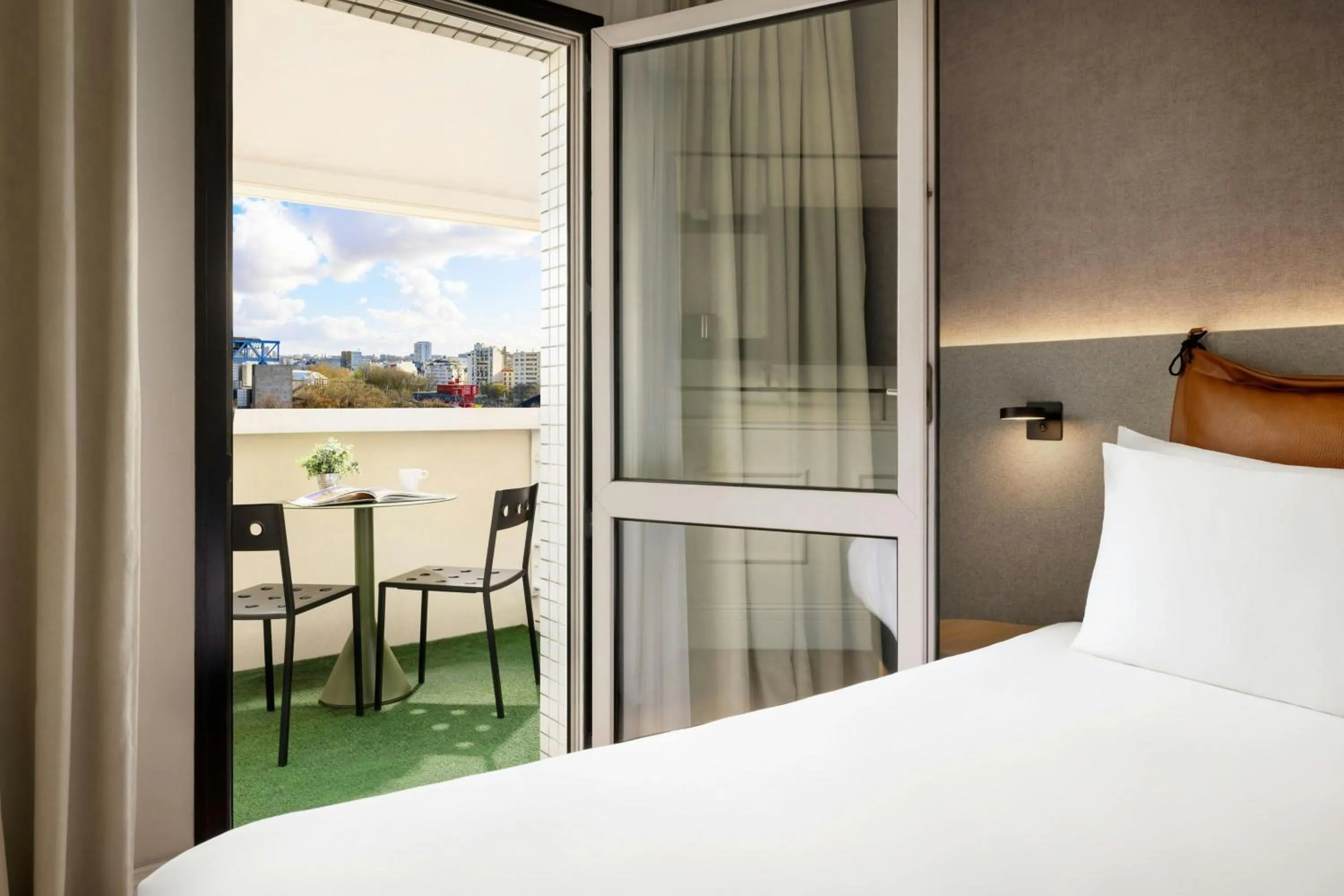 Photo of the whole room, Bed in Moxy Paris La Villette
