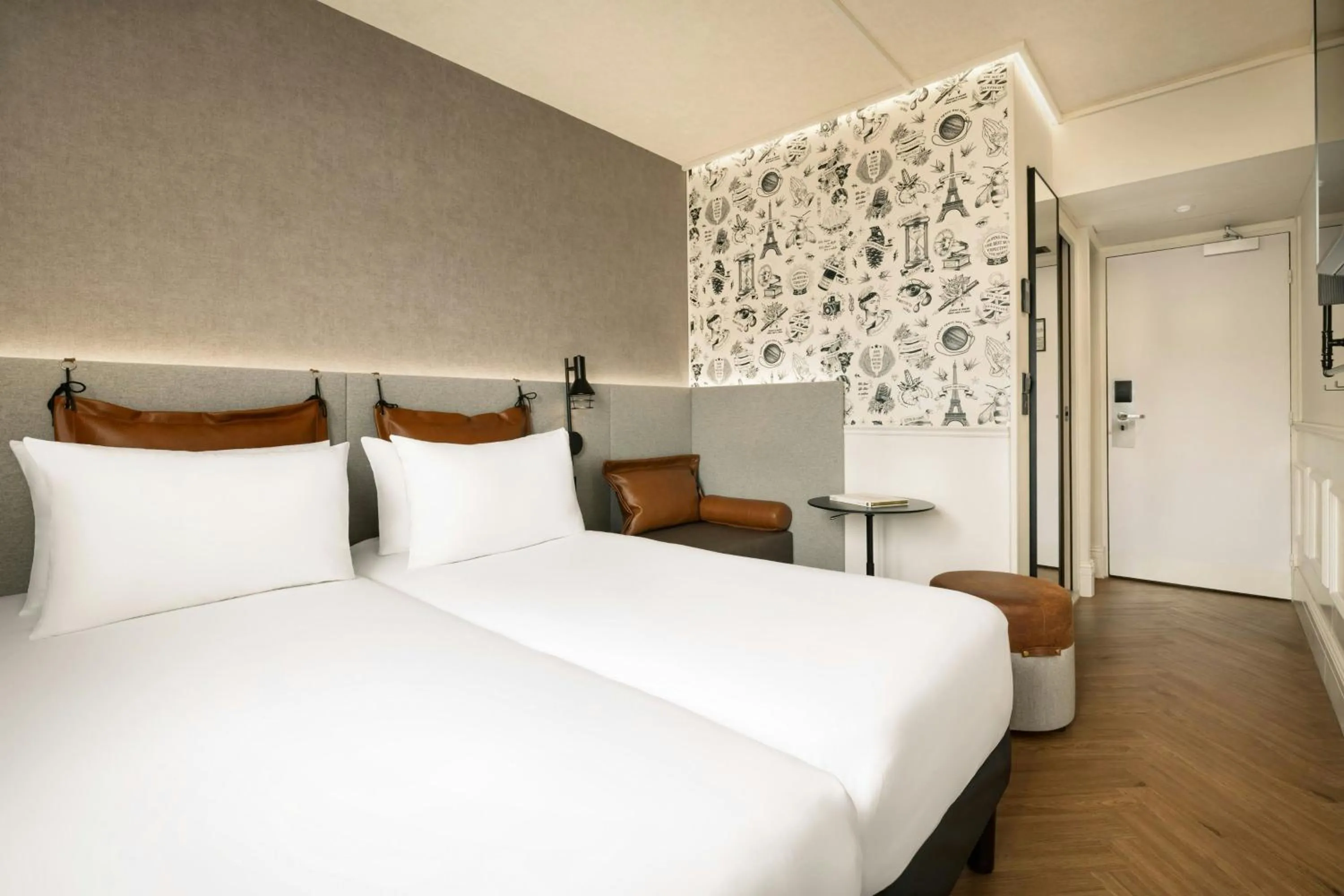 Photo of the whole room, Bed in Moxy Paris La Villette