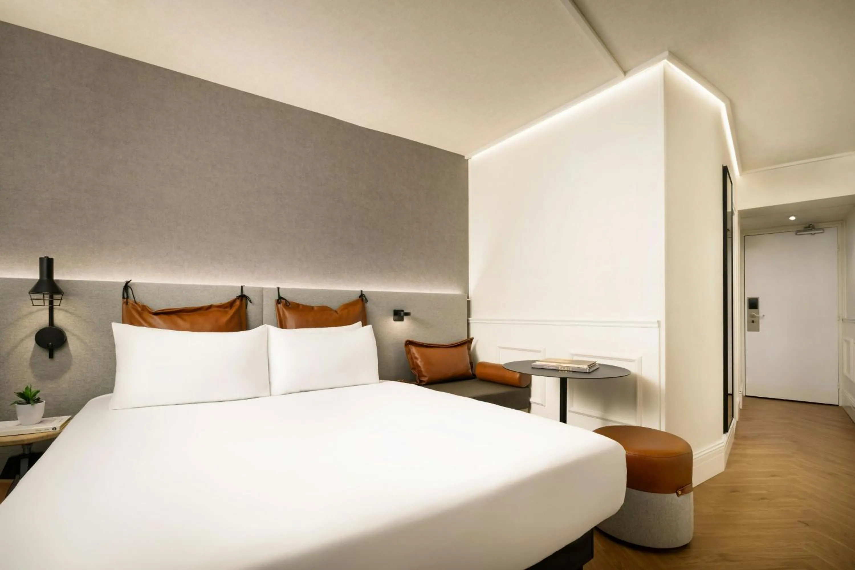 Photo of the whole room, Bed in Moxy Paris La Villette