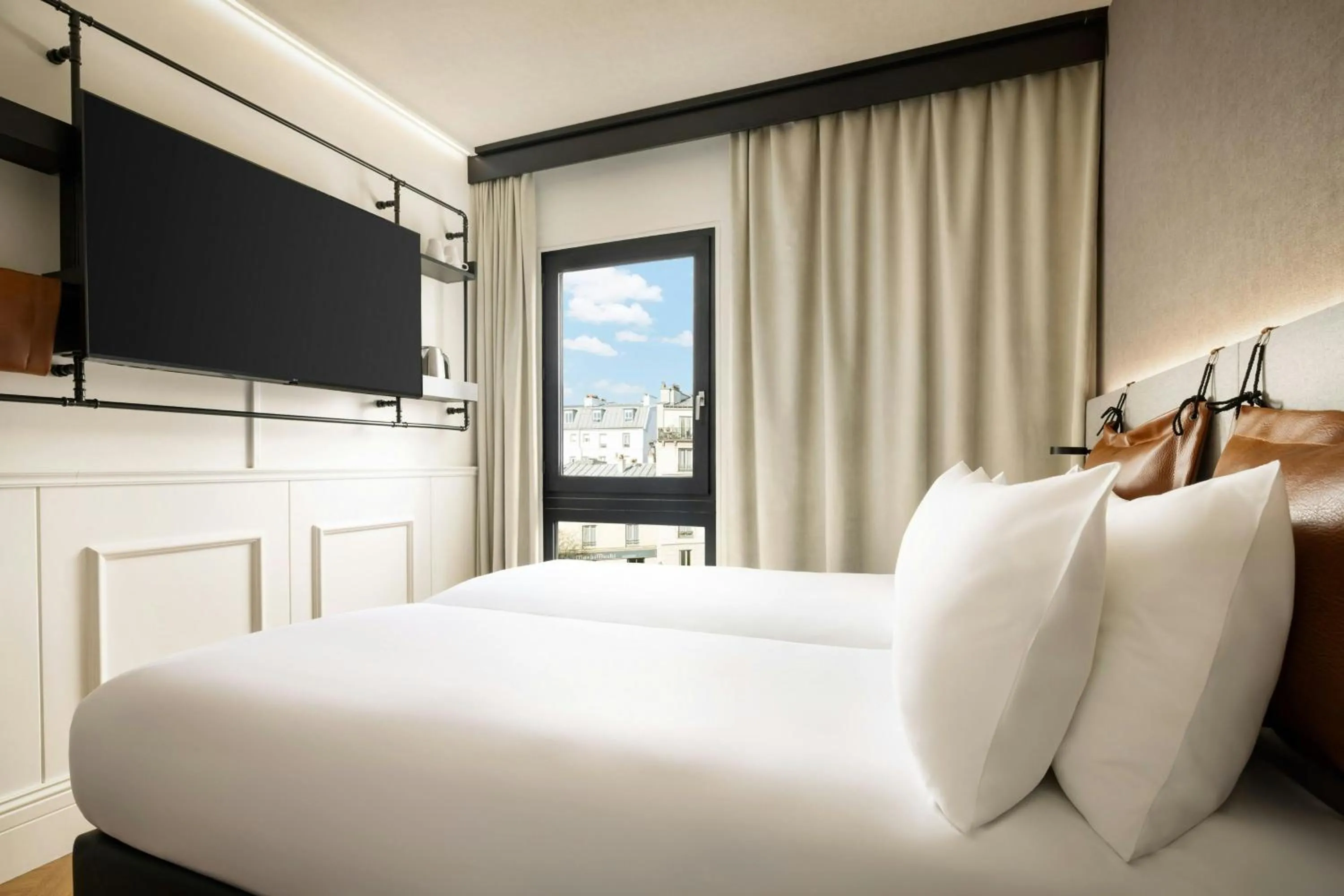 Photo of the whole room, Bed in Moxy Paris La Villette
