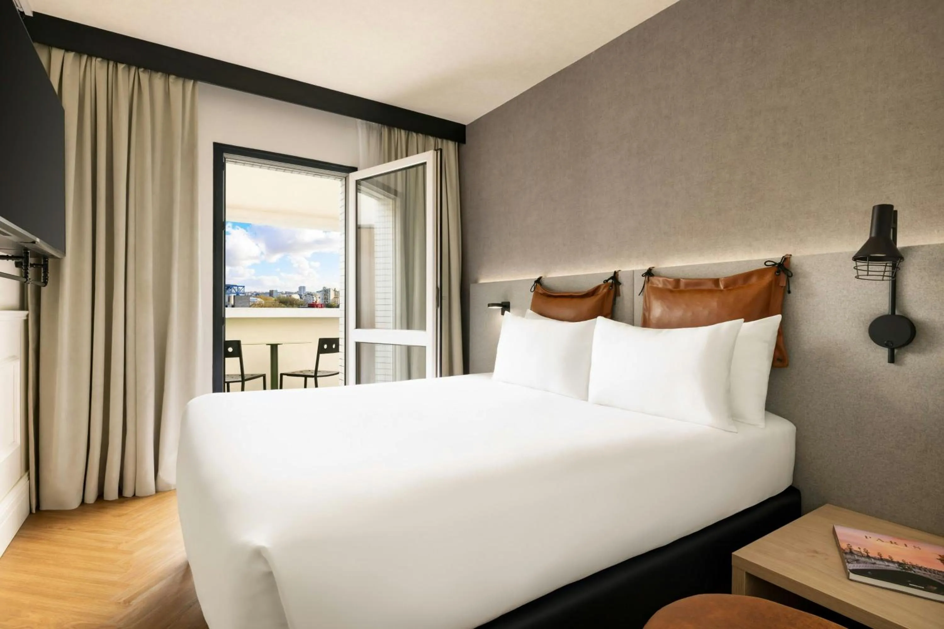 Photo of the whole room, Bed in Moxy Paris La Villette