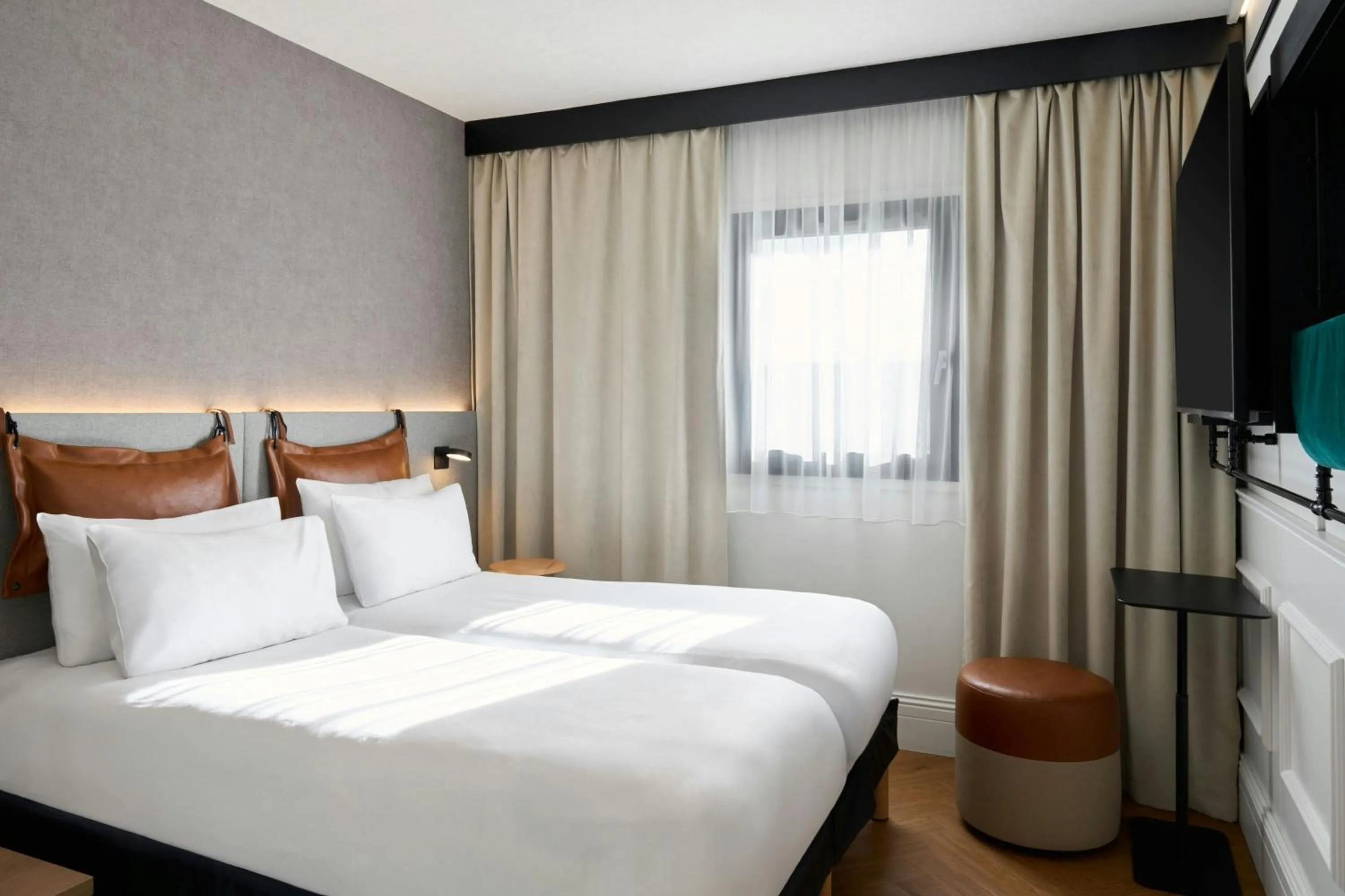 Photo of the whole room, Bed in Moxy Paris La Villette