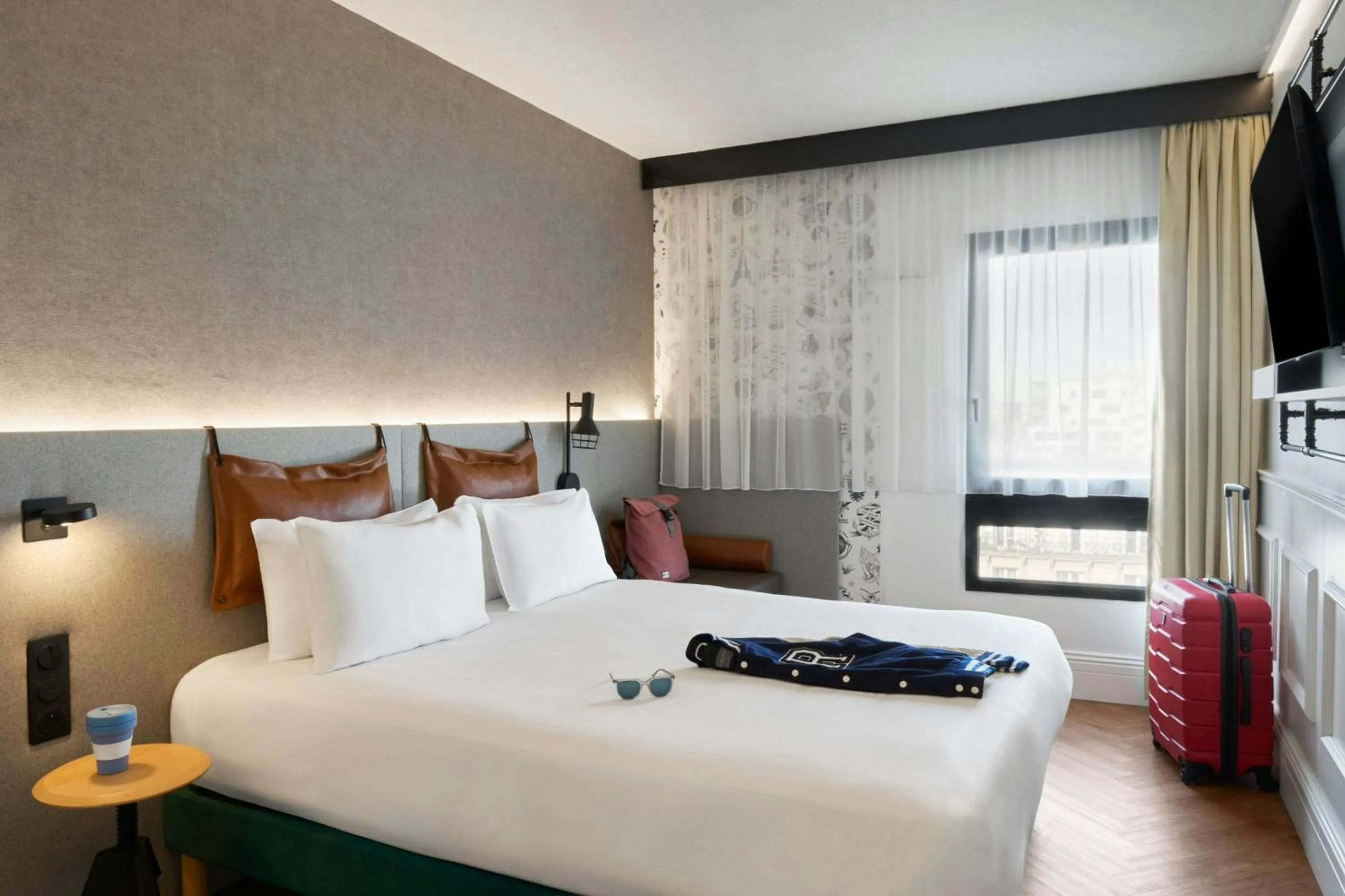 Photo of the whole room, Bed in Moxy Paris La Villette