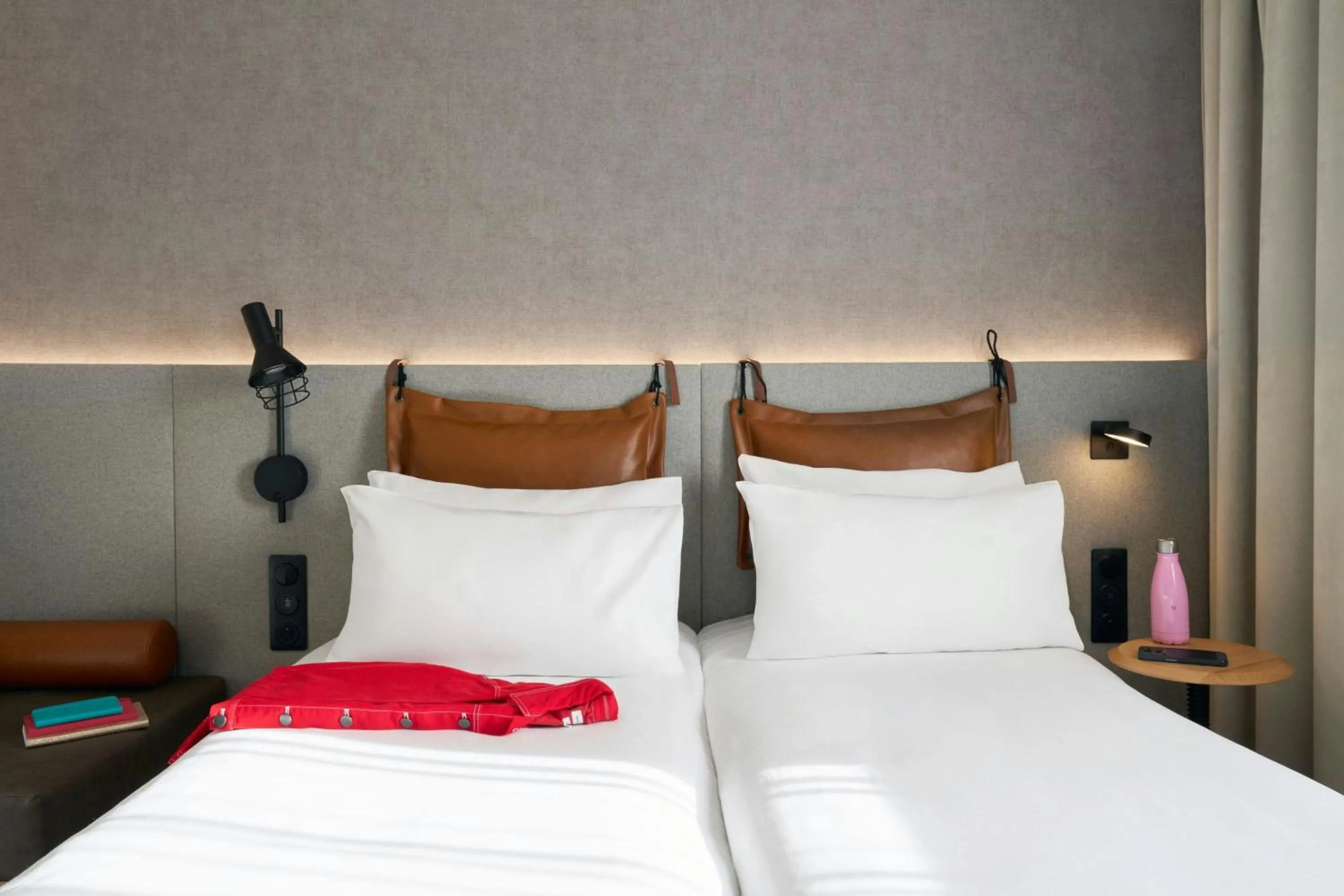 Photo of the whole room, Bed in Moxy Paris La Villette