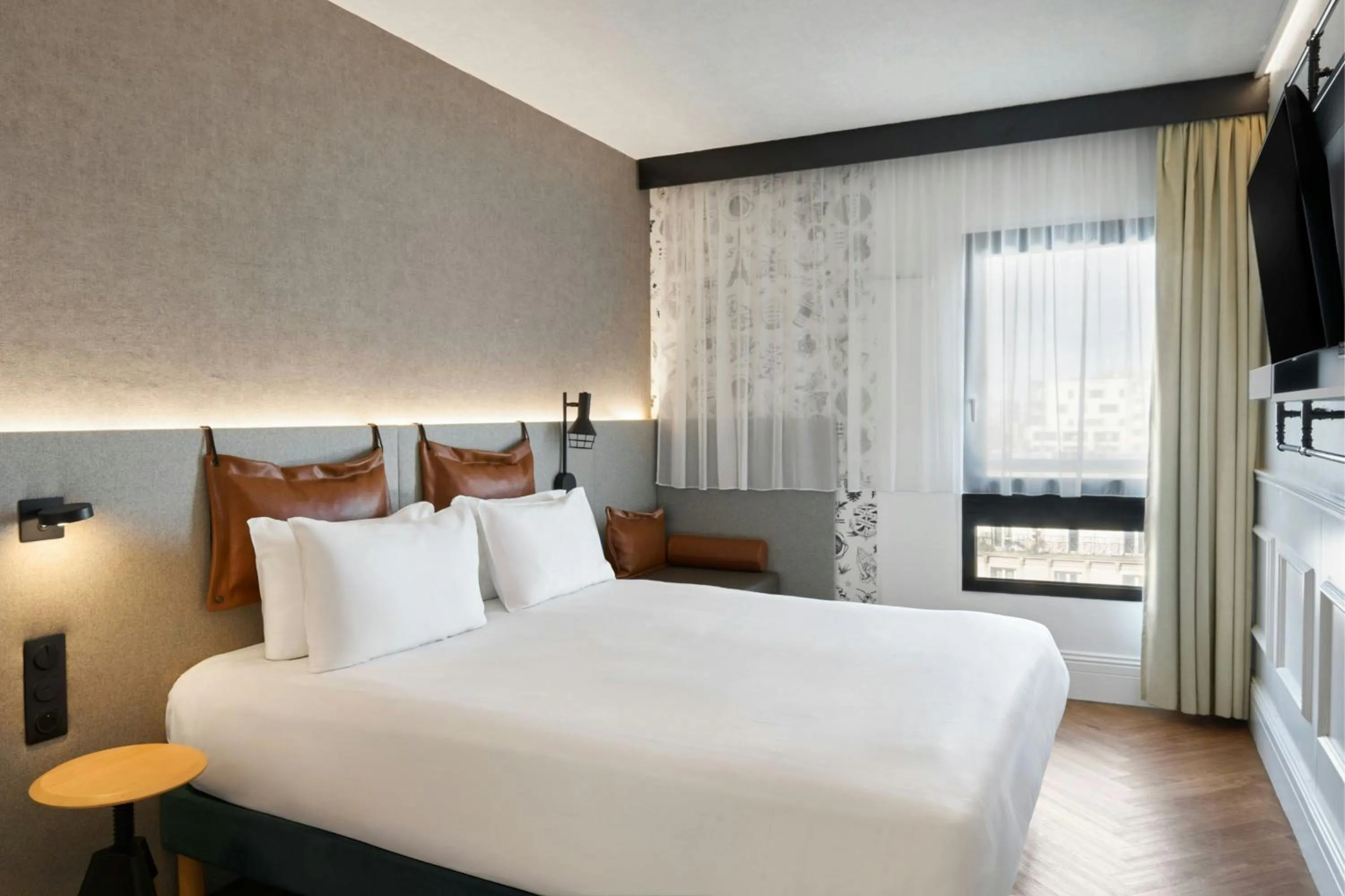 Photo of the whole room, Bed in Moxy Paris La Villette