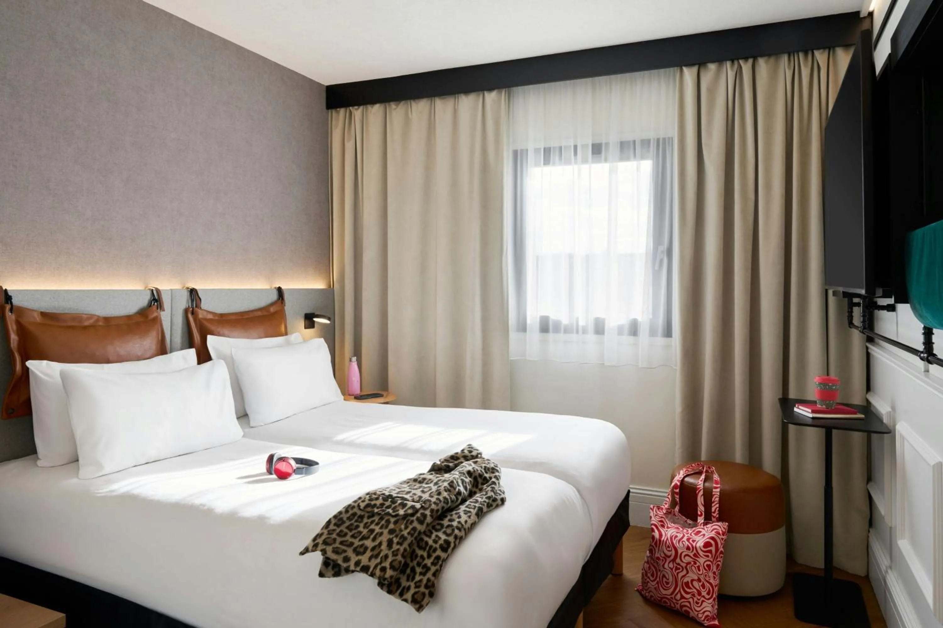 Photo of the whole room, Bed in Moxy Paris La Villette