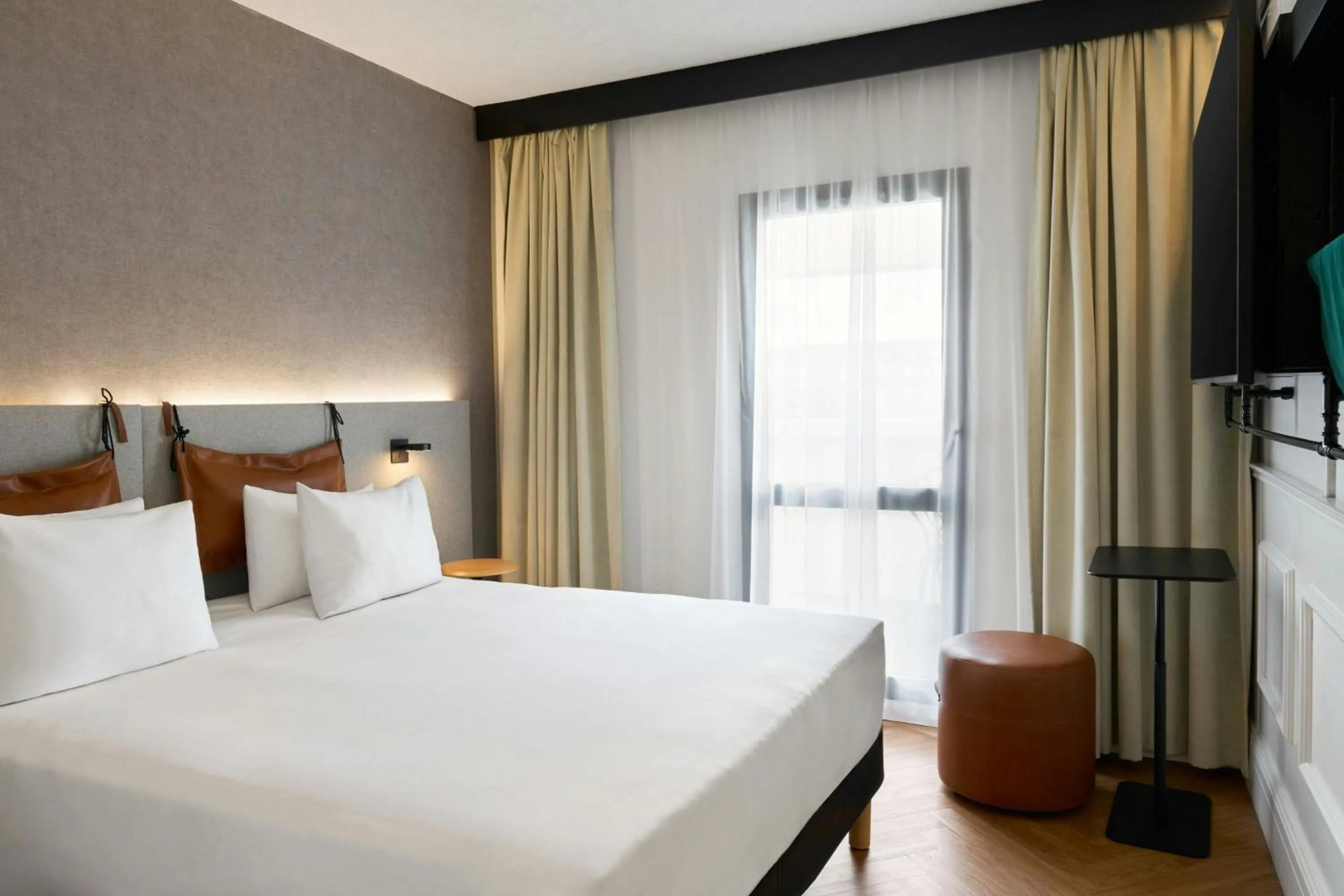 Photo of the whole room, Bed in Moxy Paris La Villette