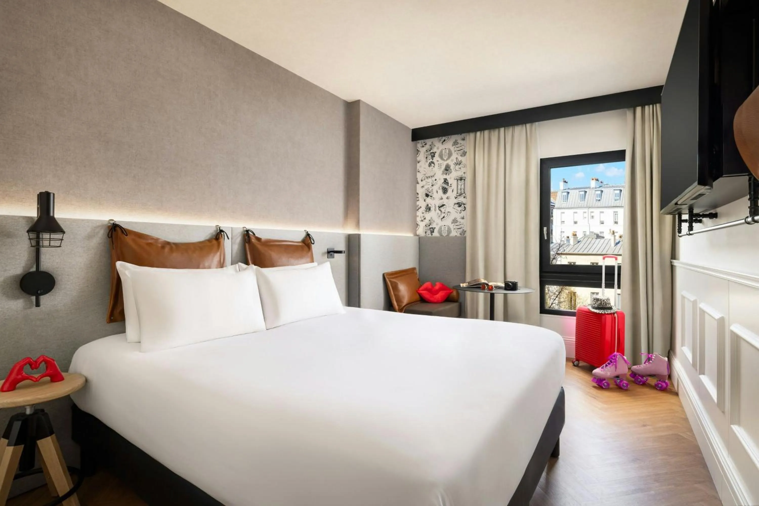Photo of the whole room, Bed in Moxy Paris La Villette