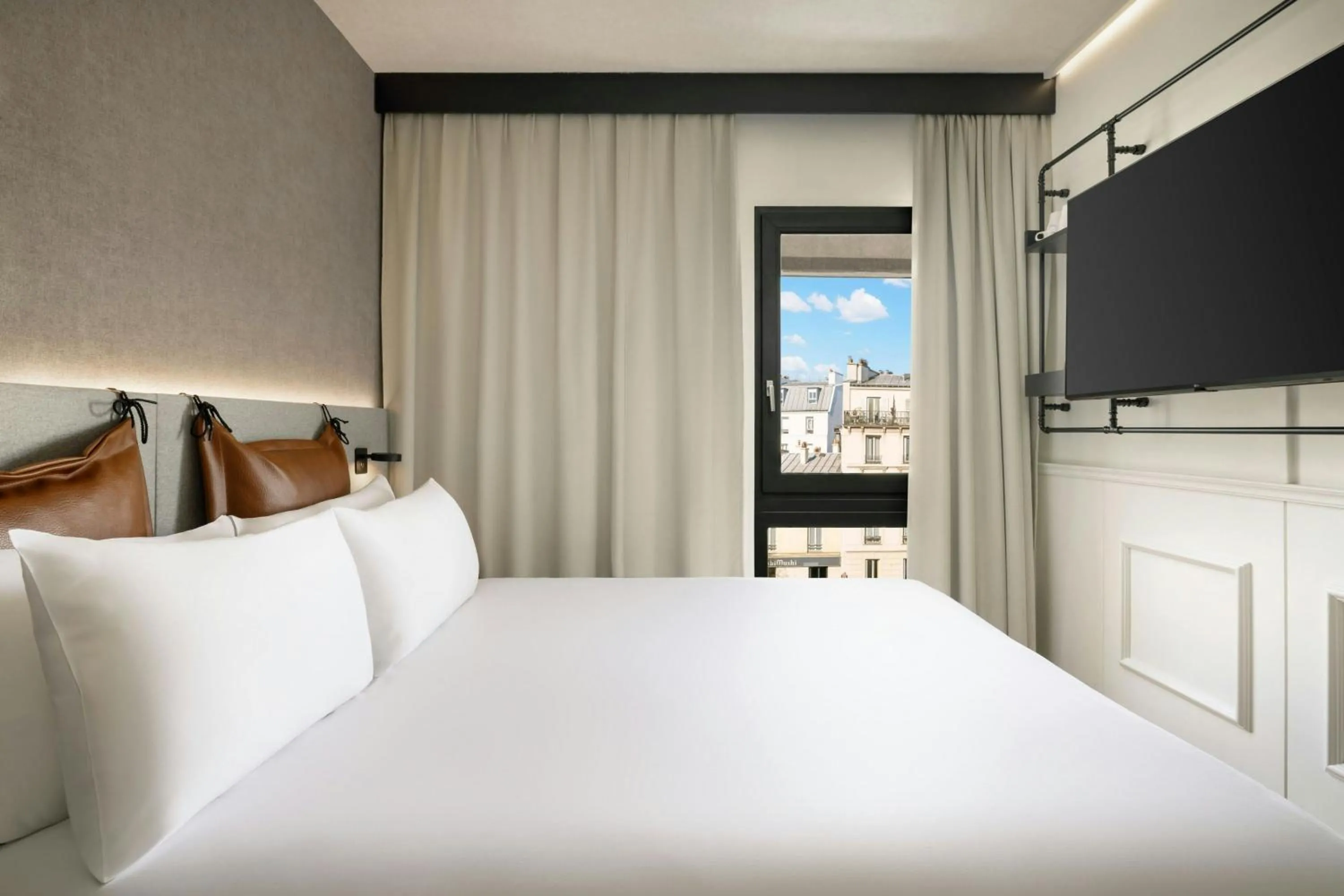 Photo of the whole room, Bed in Moxy Paris La Villette