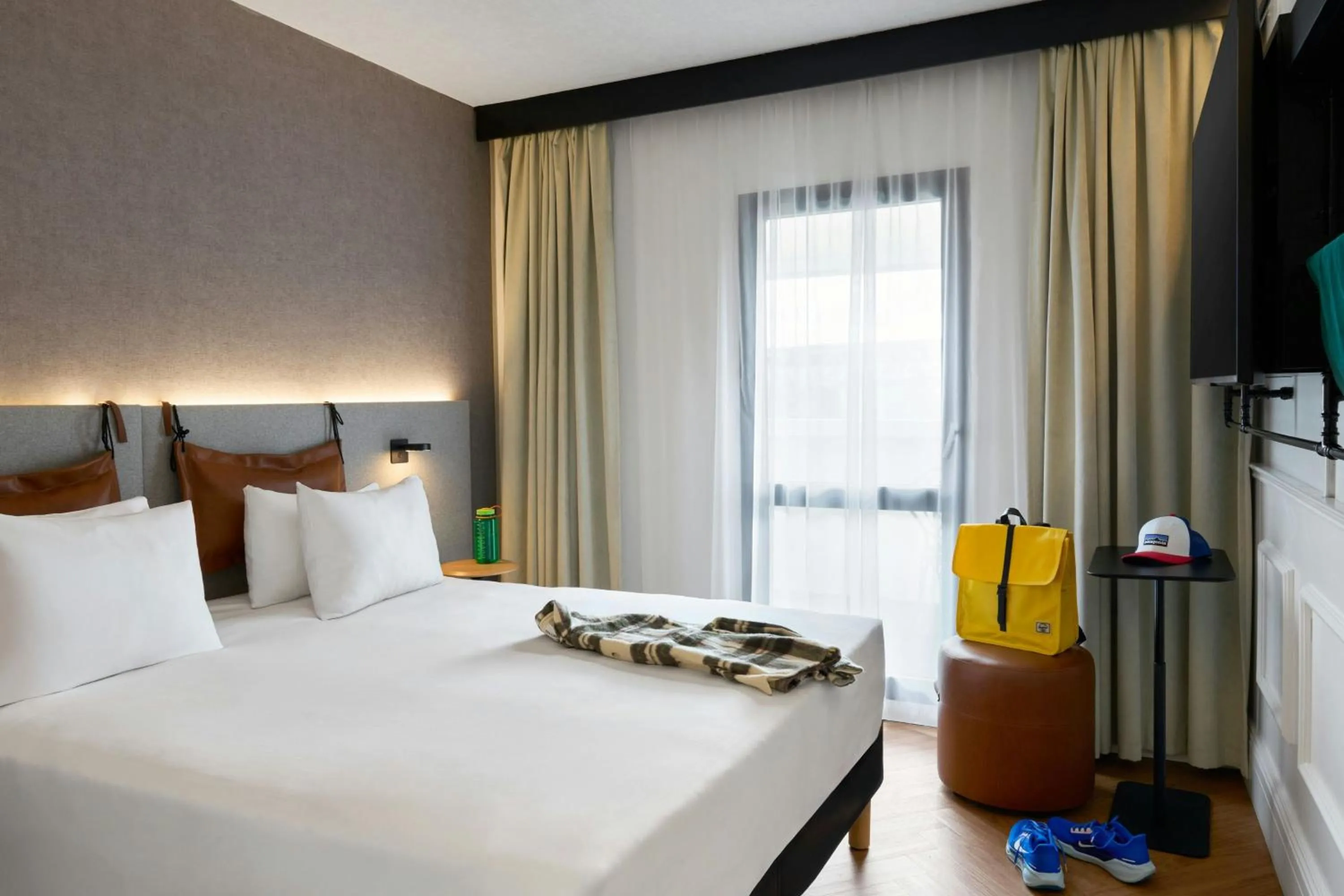 Photo of the whole room, Bed in Moxy Paris La Villette