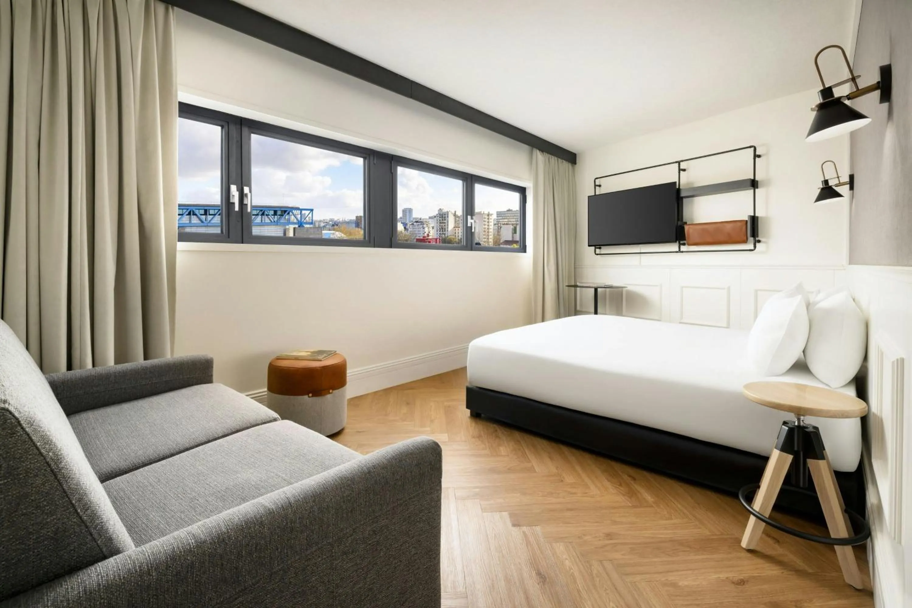 Photo of the whole room, Bed in Moxy Paris La Villette