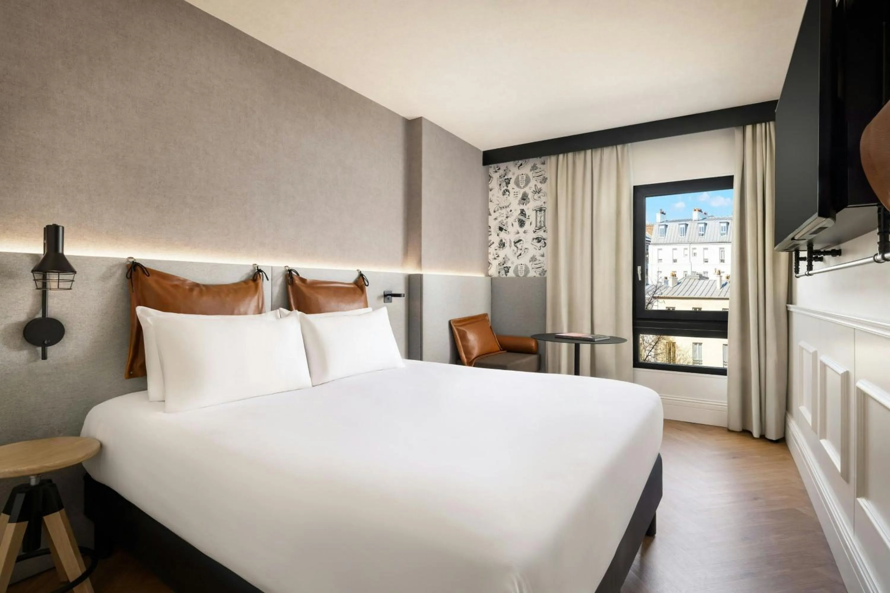 Photo of the whole room, Bed in Moxy Paris La Villette