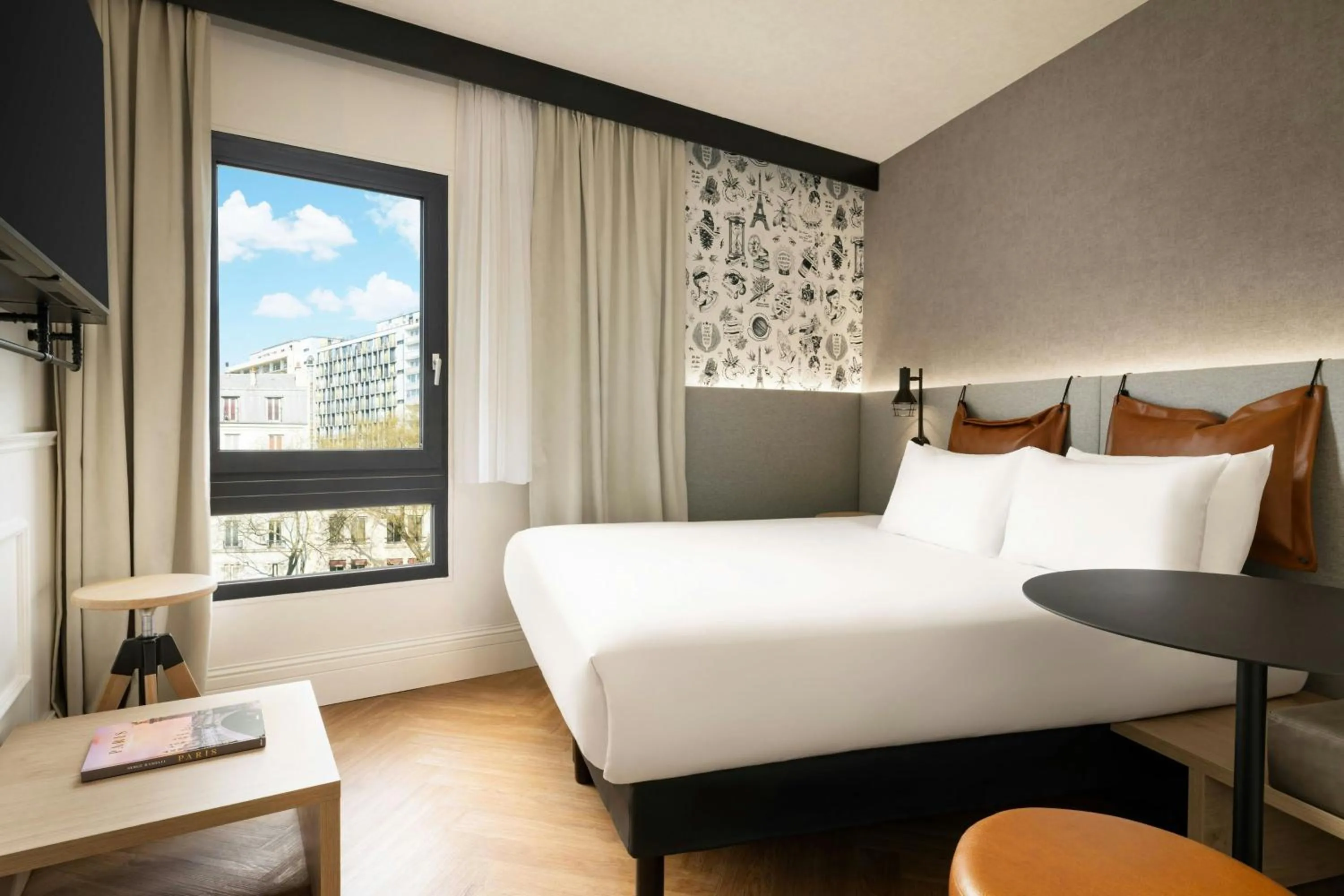 Photo of the whole room, Bed in Moxy Paris La Villette