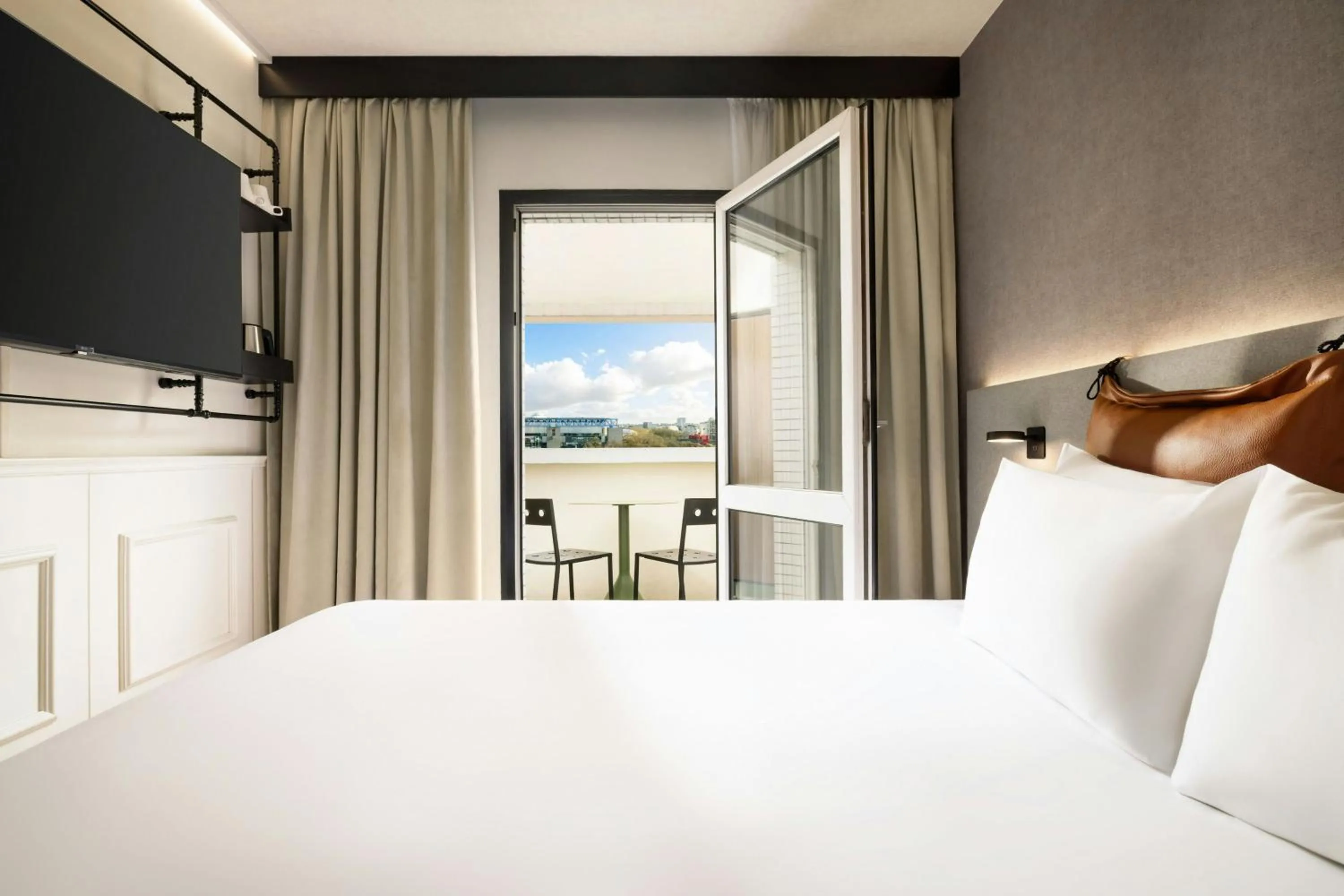 Photo of the whole room, Bed in Moxy Paris La Villette