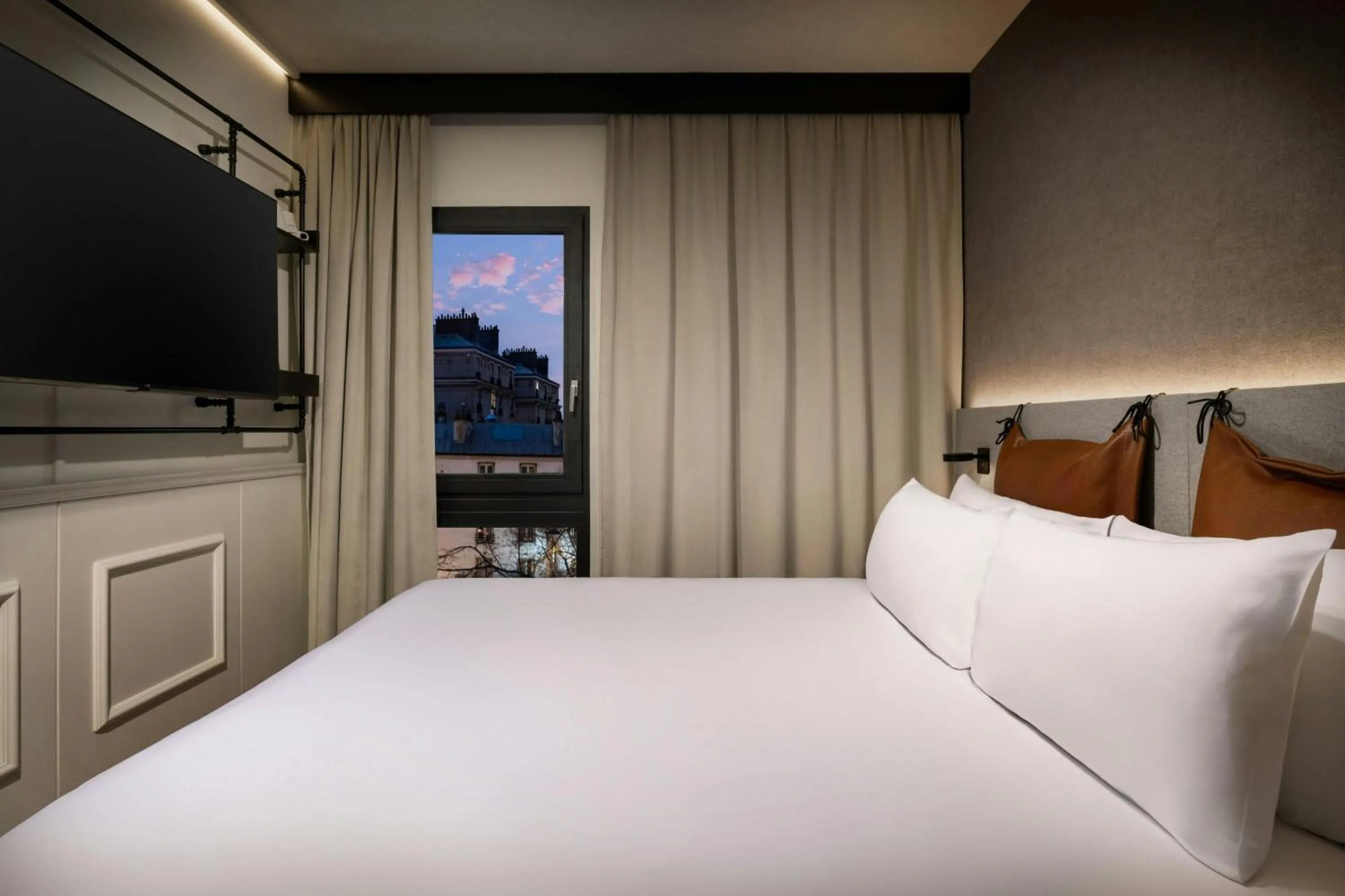 Photo of the whole room, Bed in Moxy Paris La Villette