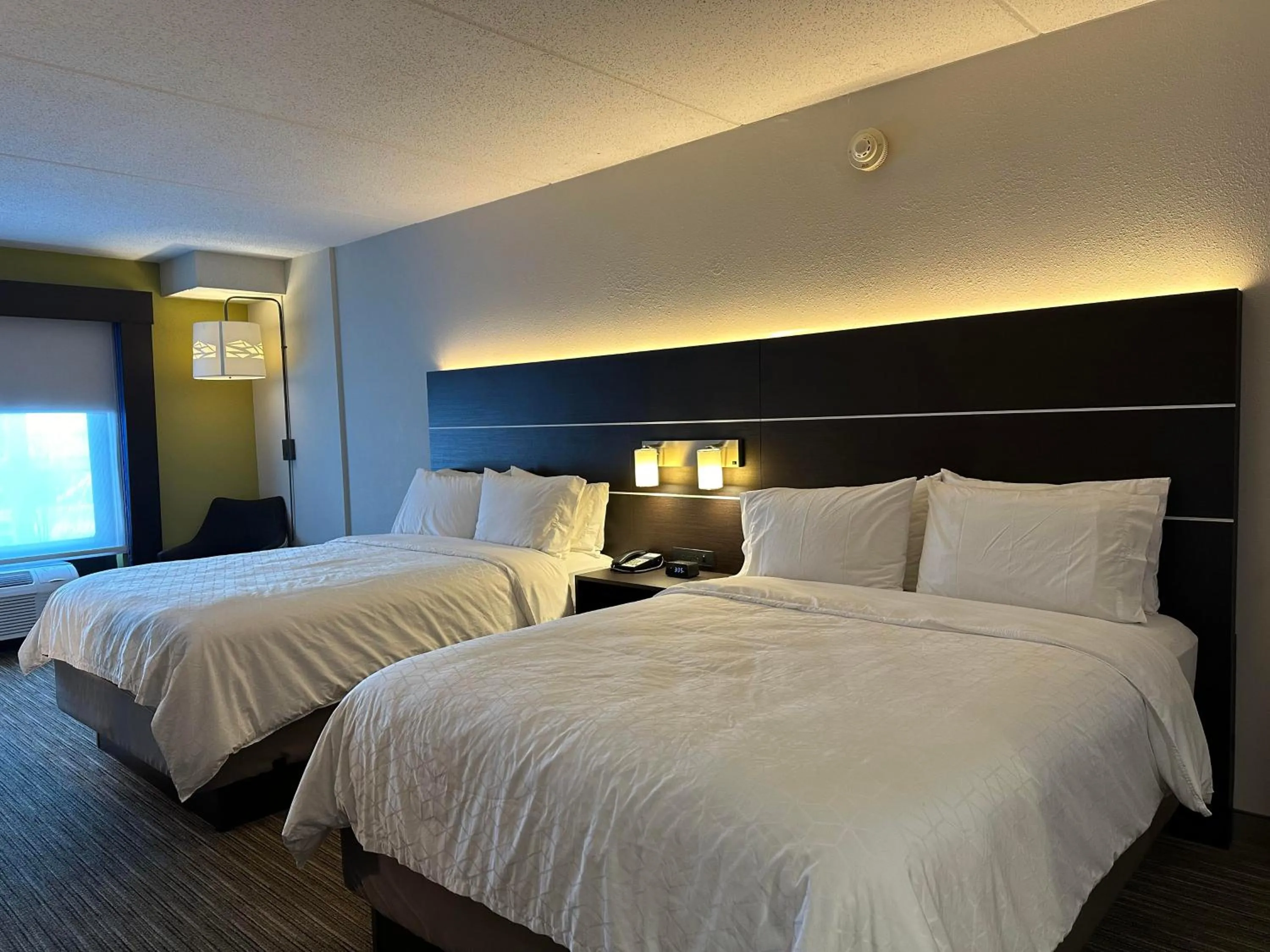 Bed in Holiday Inn Express & Suites - Prospect Heights by IHG